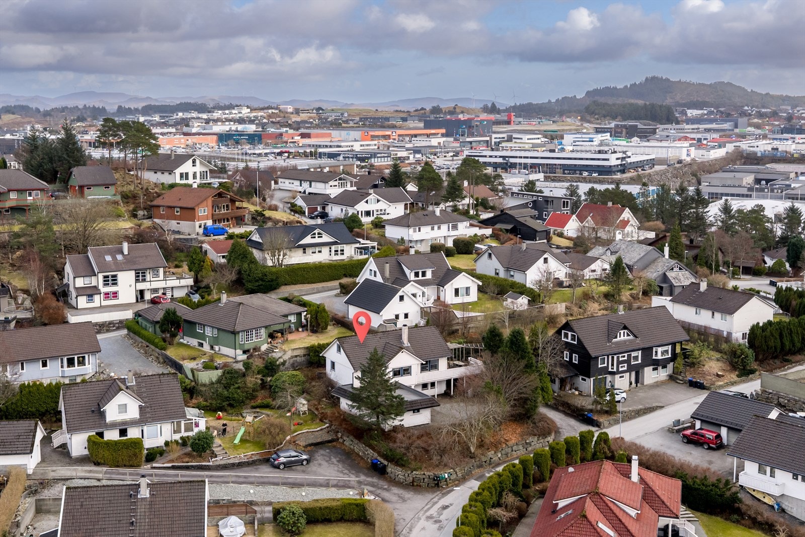 Velkommen til Galeasvegen 9 - Attraktivt beliggende familiebolig med god planløsning. Rolig og tilbaketrukket beliggenhet i en rolig gate uten gjennomgangstrafikk. Her har man kort vei til Brakahaug barneskole og til flere barnehager. Galleribilde