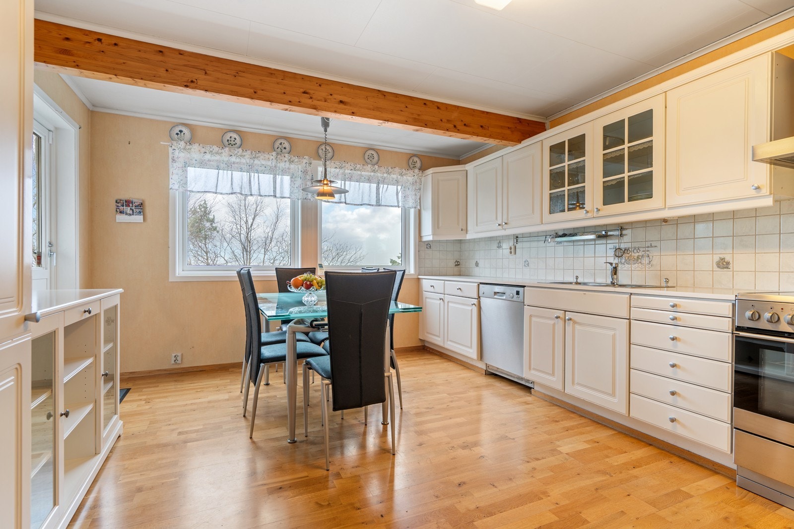 Lyst og trivelig kjøkken med god spiseplass. En trivelig og sosial sone. Galleribilde