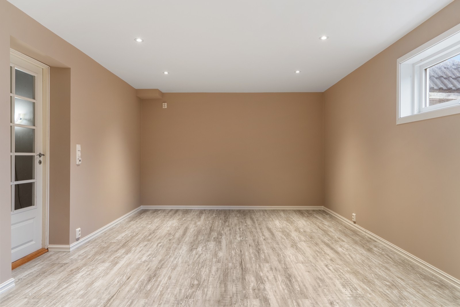 Trivelig kjellerstue med down lights i tak og liste frie overganger. Varmekabler i gulv. Galleribilde