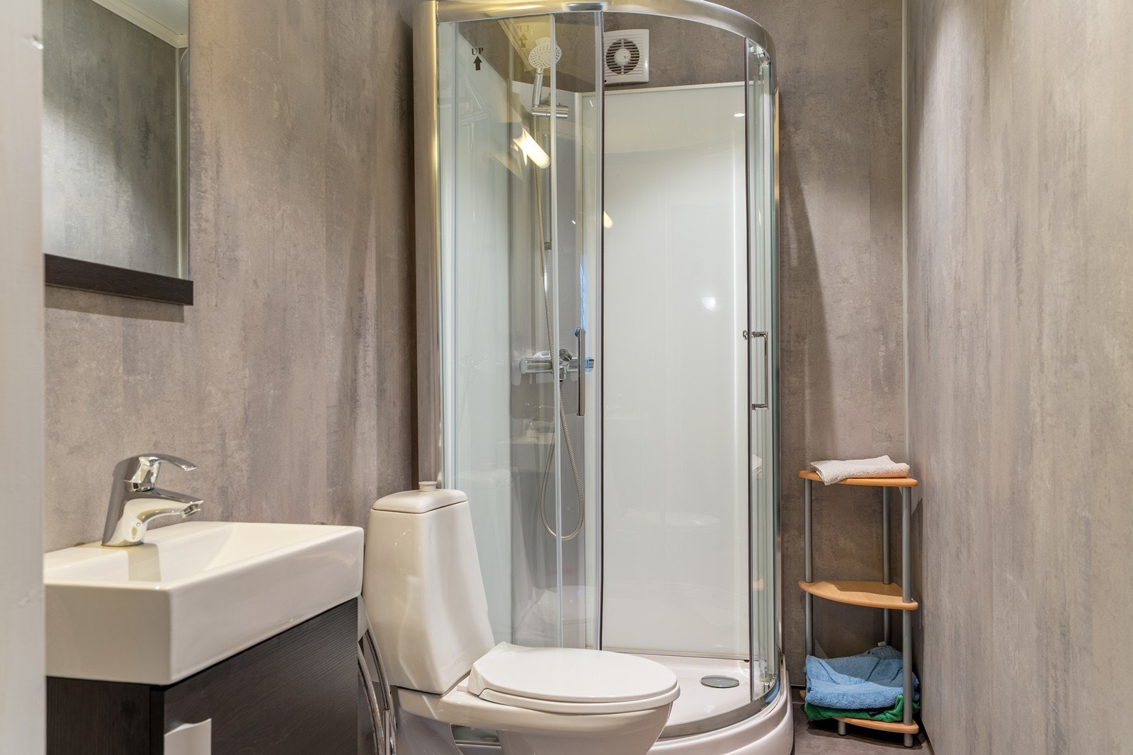 Tidsriktig flott bad, modernisert i 2018
Det er gulvbelegg på gulv og våtromsplater på vegg. Badet har dusjkabinett, skap med servant og toalett. Galleribilde