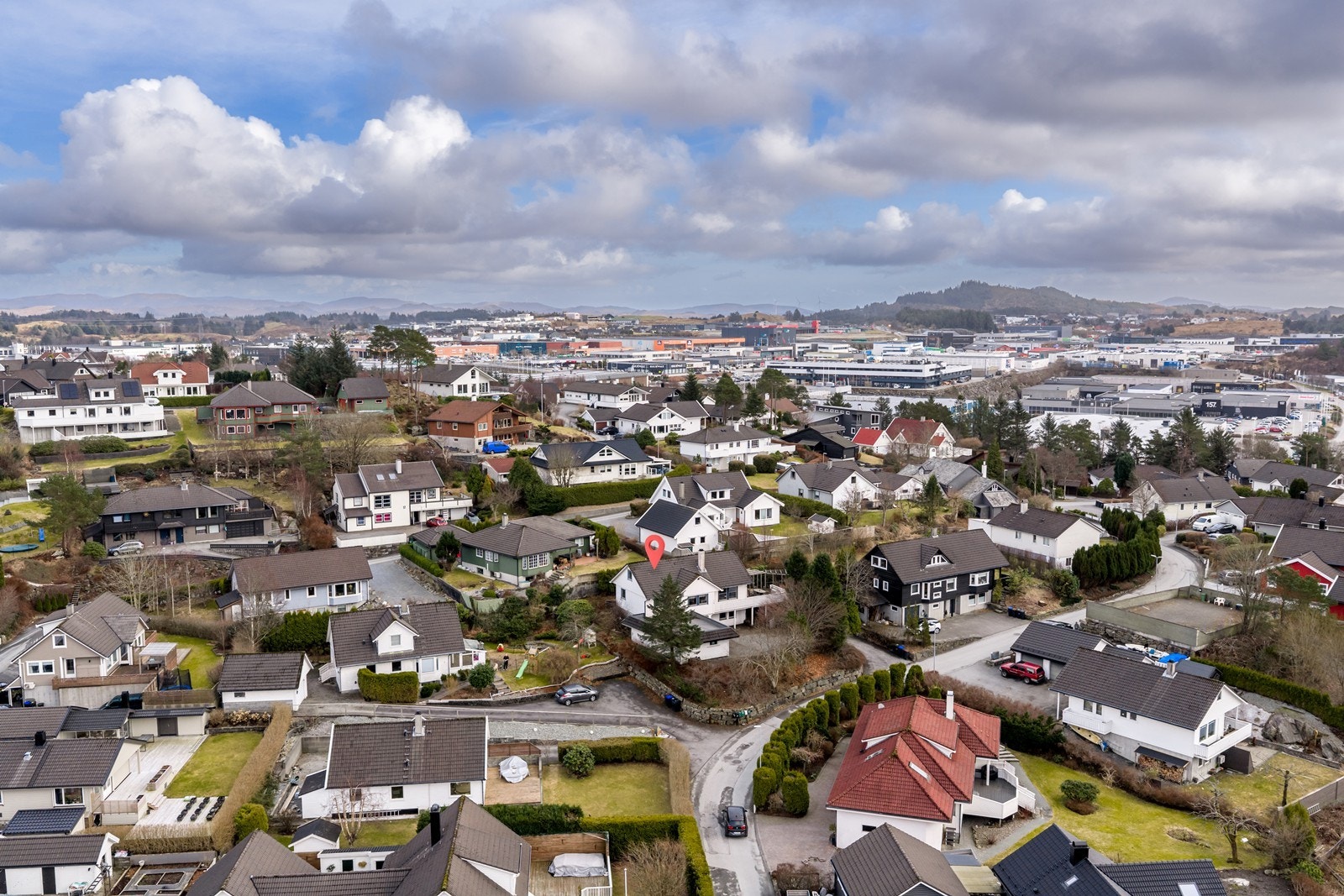 Innen kort gangavstand finnes både lekeplasser, barnehage og Brakahaug barneskole - området byr også på flotte turområder. Galleribilde