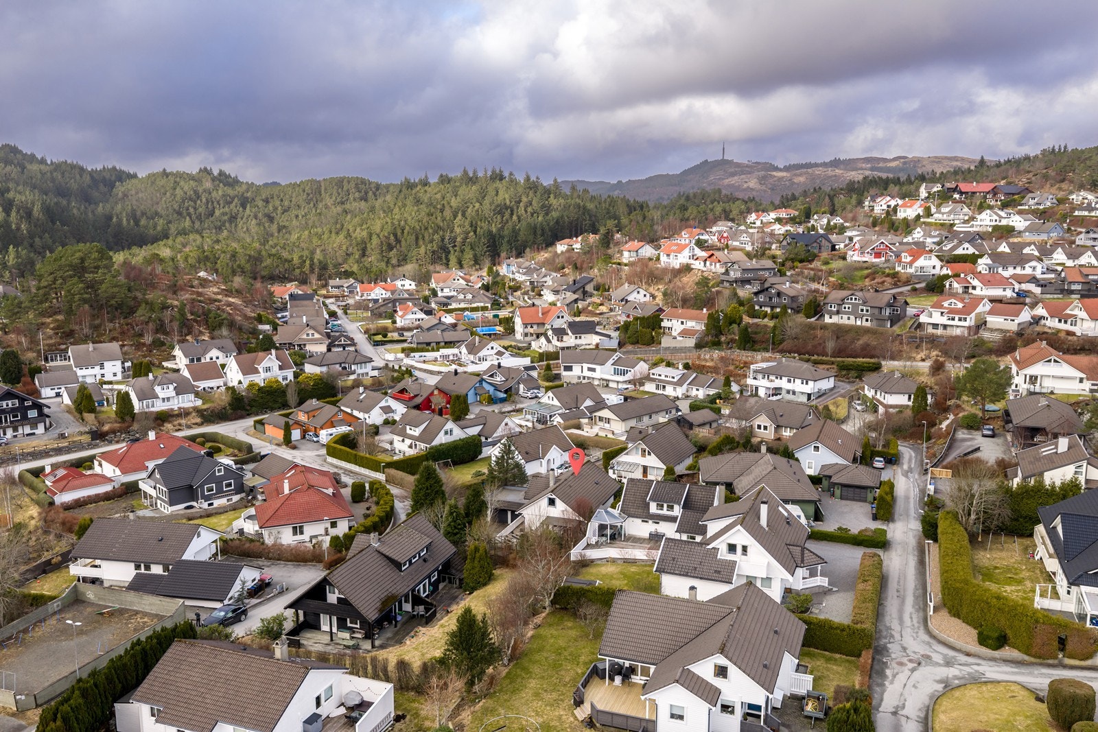 Boligen har en barnevennlig og attraktiv beliggenhet på Brakahaug. Et familievennlig boligfelt med barn og unge i alle aldersgrupper. Med barneskole og barnehager inne på feltet. Galleribilde