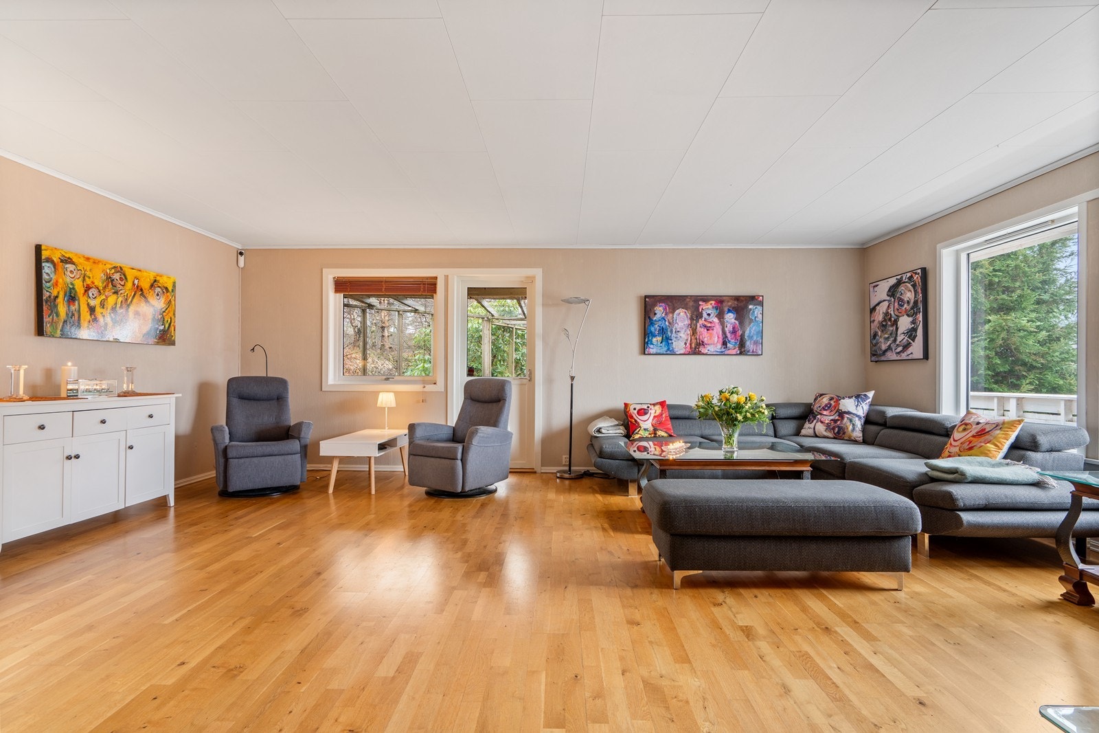 Stue med utgang til solrik og lun terrasse mot sør. Galleribilde