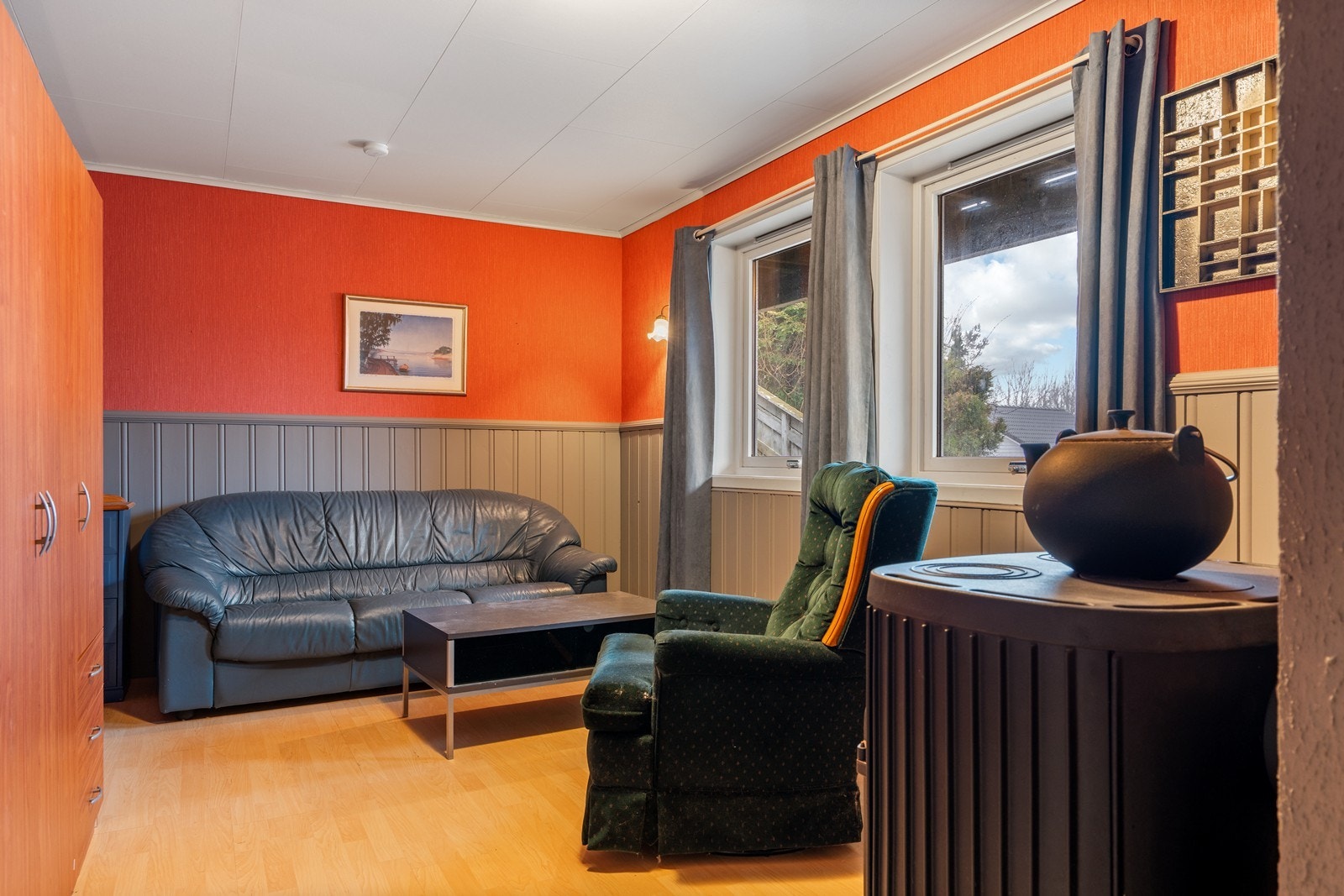 Soverom/kjellerstue med peisovn 1. etg. Galleribilde