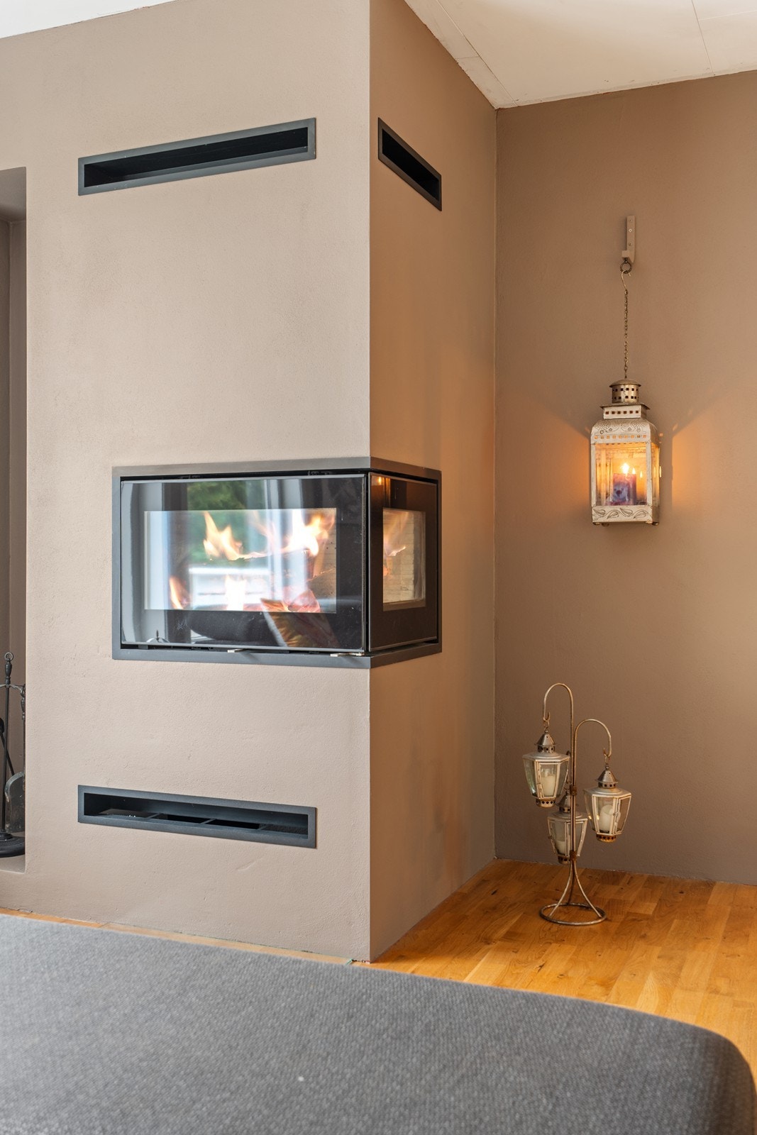 Flott nyere peis som gir god varme i den kaldeste årstiden. I tillegg er det varmepumpe. Galleribilde