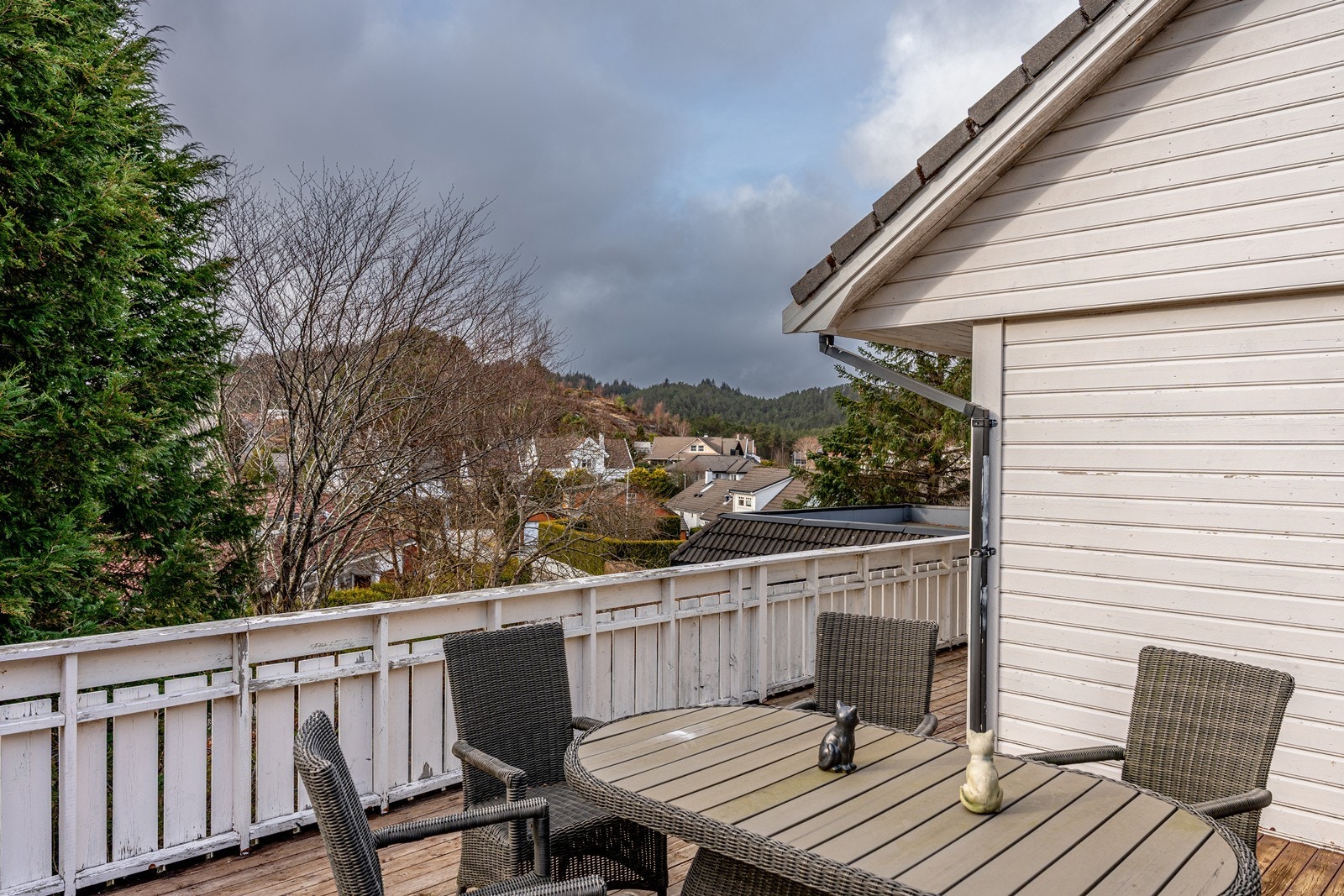 Usjenert, solrik og lun terrasse mot sør. Galleribilde