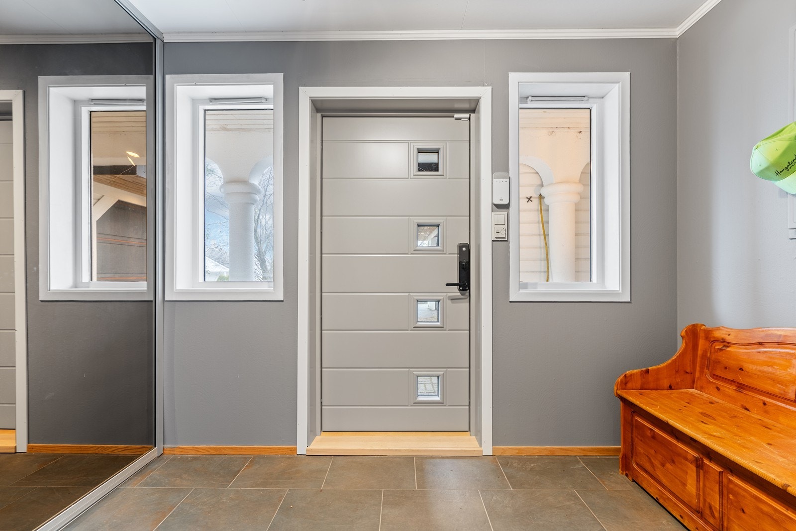 Velkommen ! Lys gang/hall med fliser og varmekabler på gulv. Stor skyvedørsgarderobe med speil. Nyere inngangsdør. Galleribilde