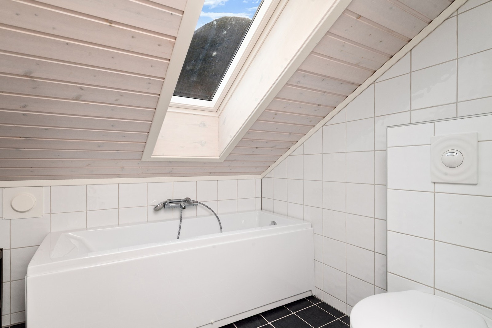 Loftet har også eget bad med badekar. Galleribilde