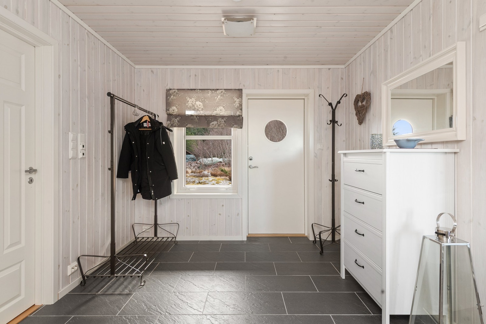 Romslig gang, i tillegg har boligen en utvendig bod for oppbevaring av utstyr. Galleribilde