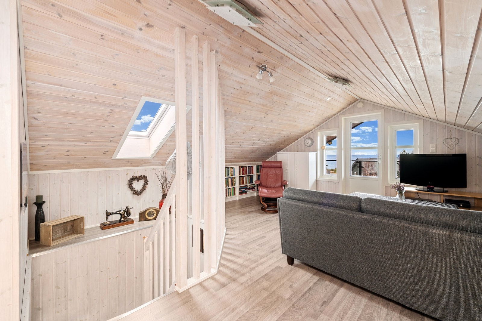 Boligen har en romslig loftstue med utgang til balkong. Galleribilde