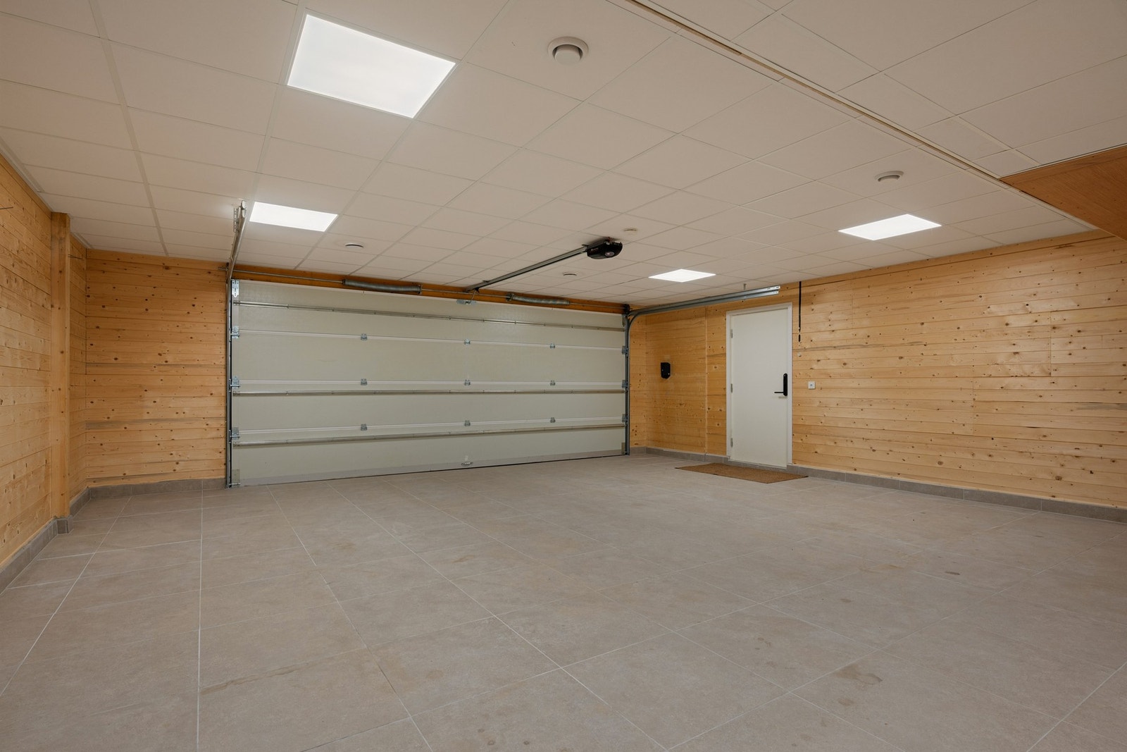 Integrert dobbelgarasje med direkte adkomst til boligen. Galleribilde