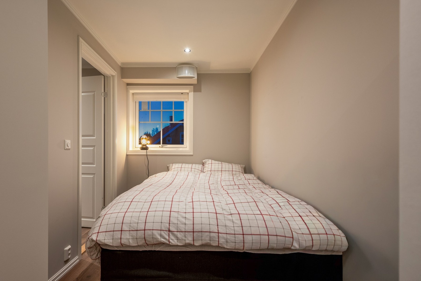 Soverommet i leiligheten er lyst og delikat. Galleribilde