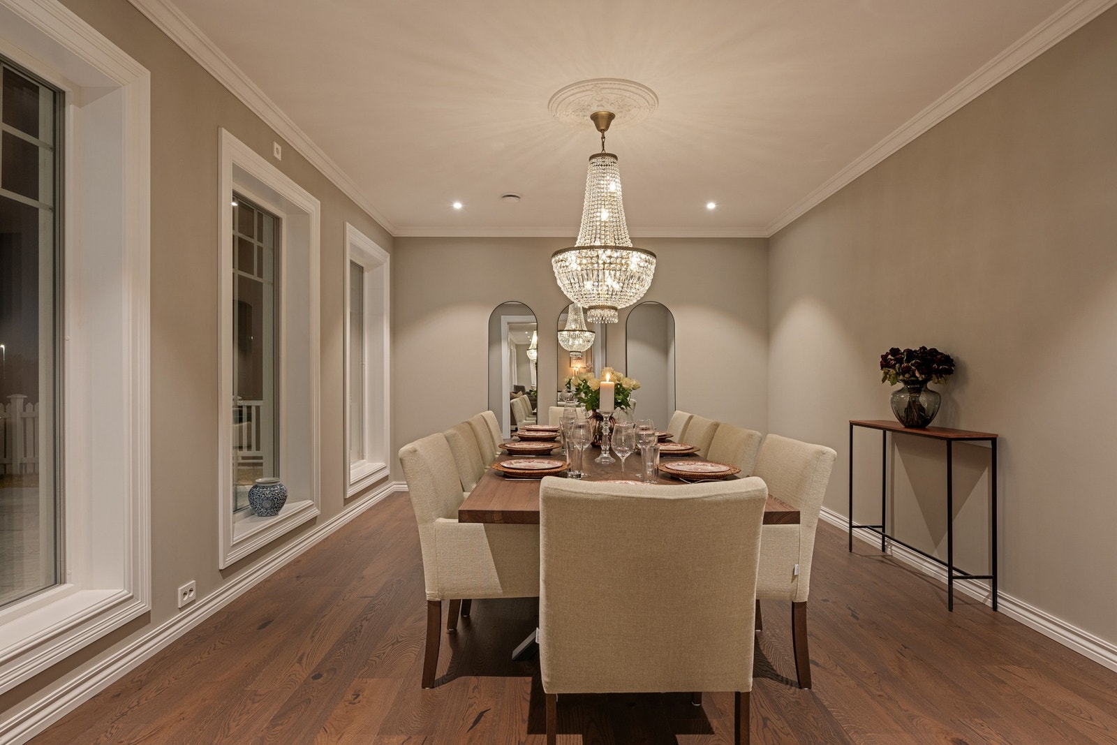 Elegant spisestue med god plass til stort spisebord. Galleribilde