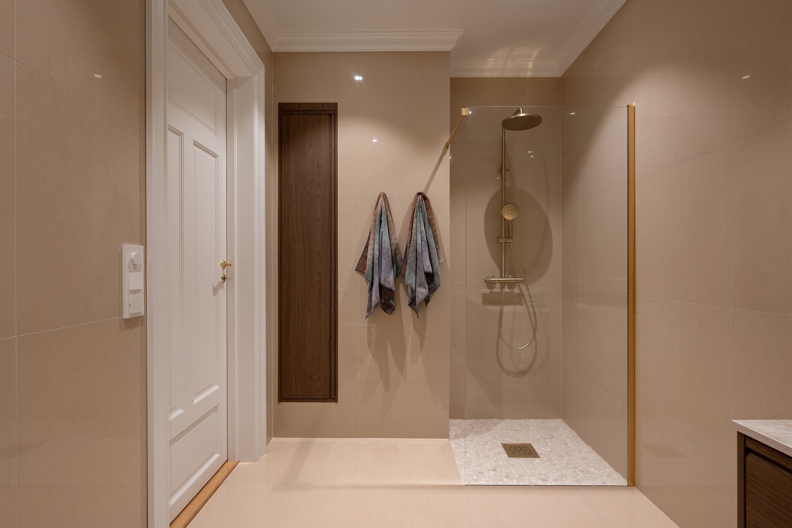 Et moderne baderom med stilfulle detaljer. Galleribilde