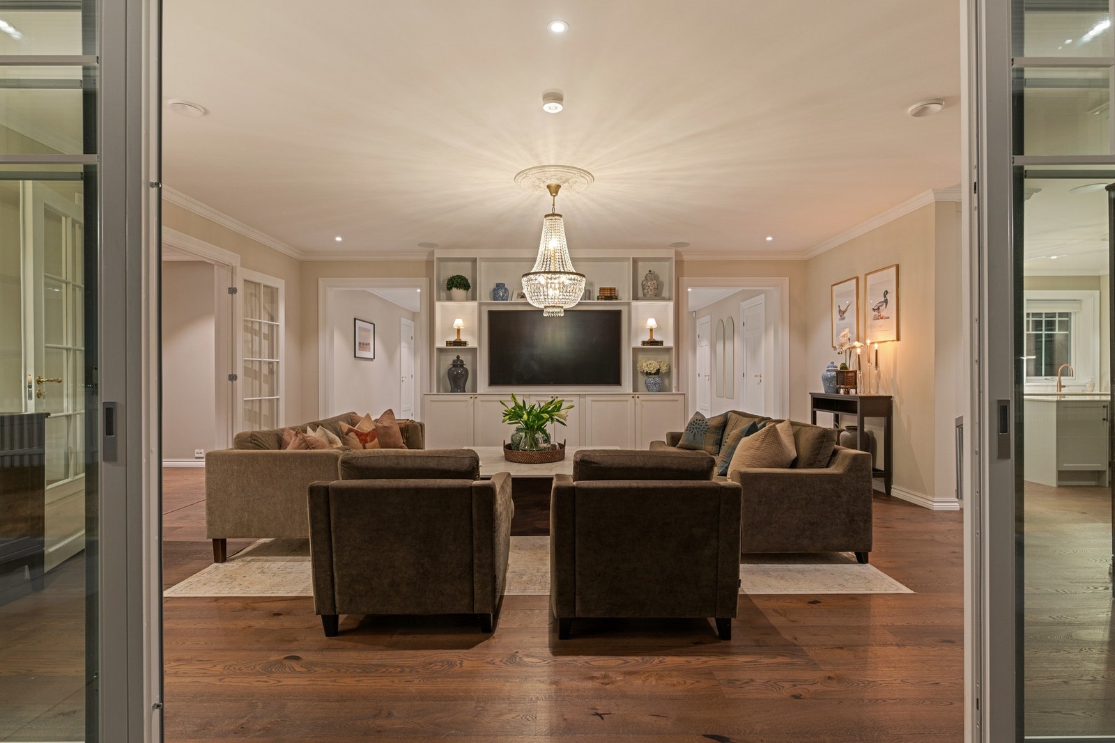 Åpen og sosial løsning mellom oppholdsrommene. Galleribilde