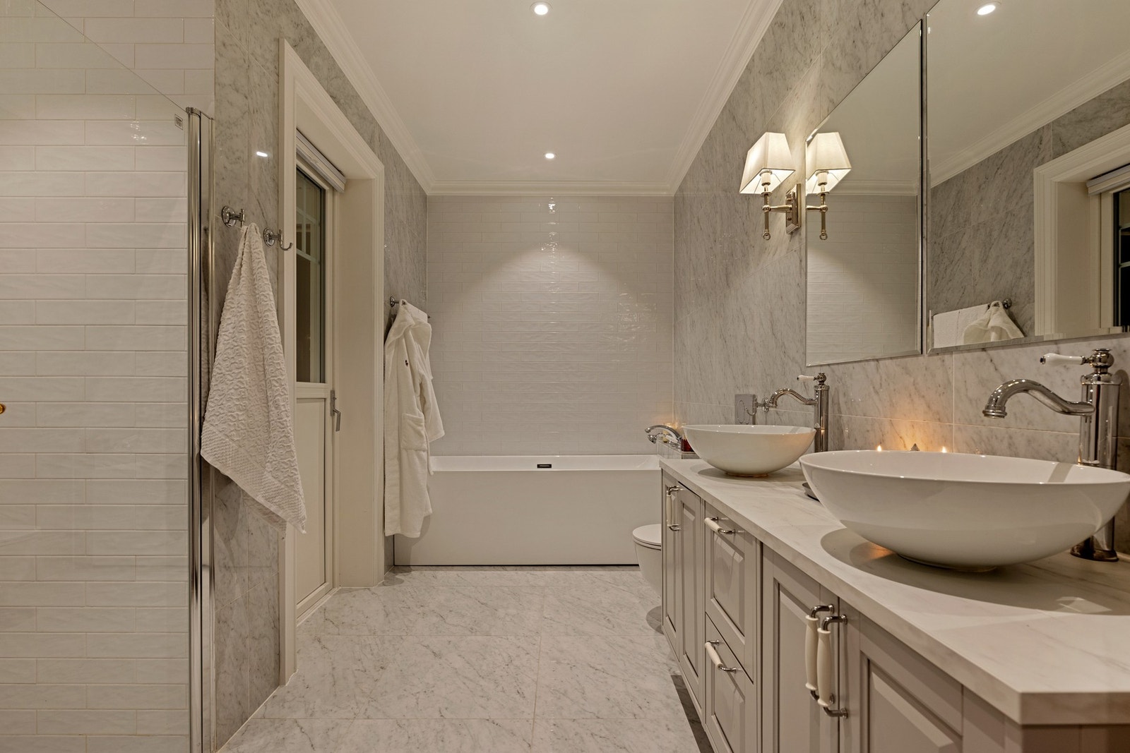 Baderommet som er tilknyttet hovedsoverommet er delikat. Galleribilde