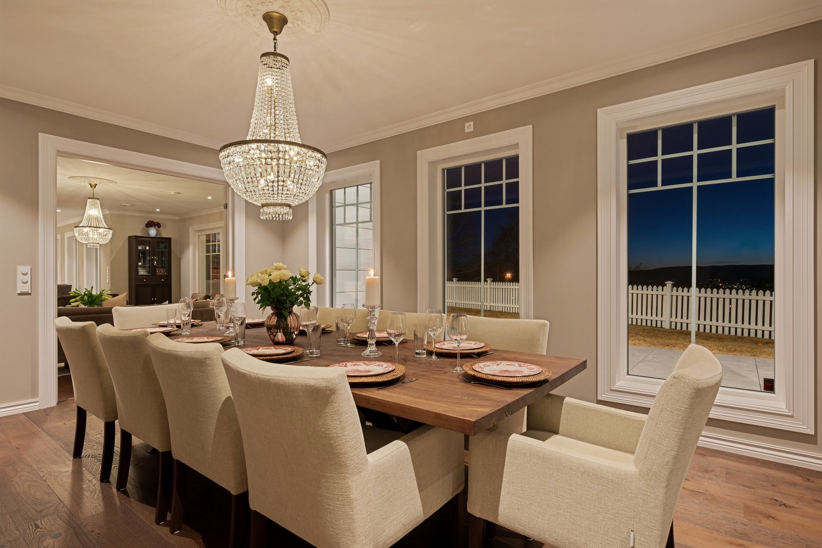 Inviter venner og familie over for et herlig måltid. Galleribilde