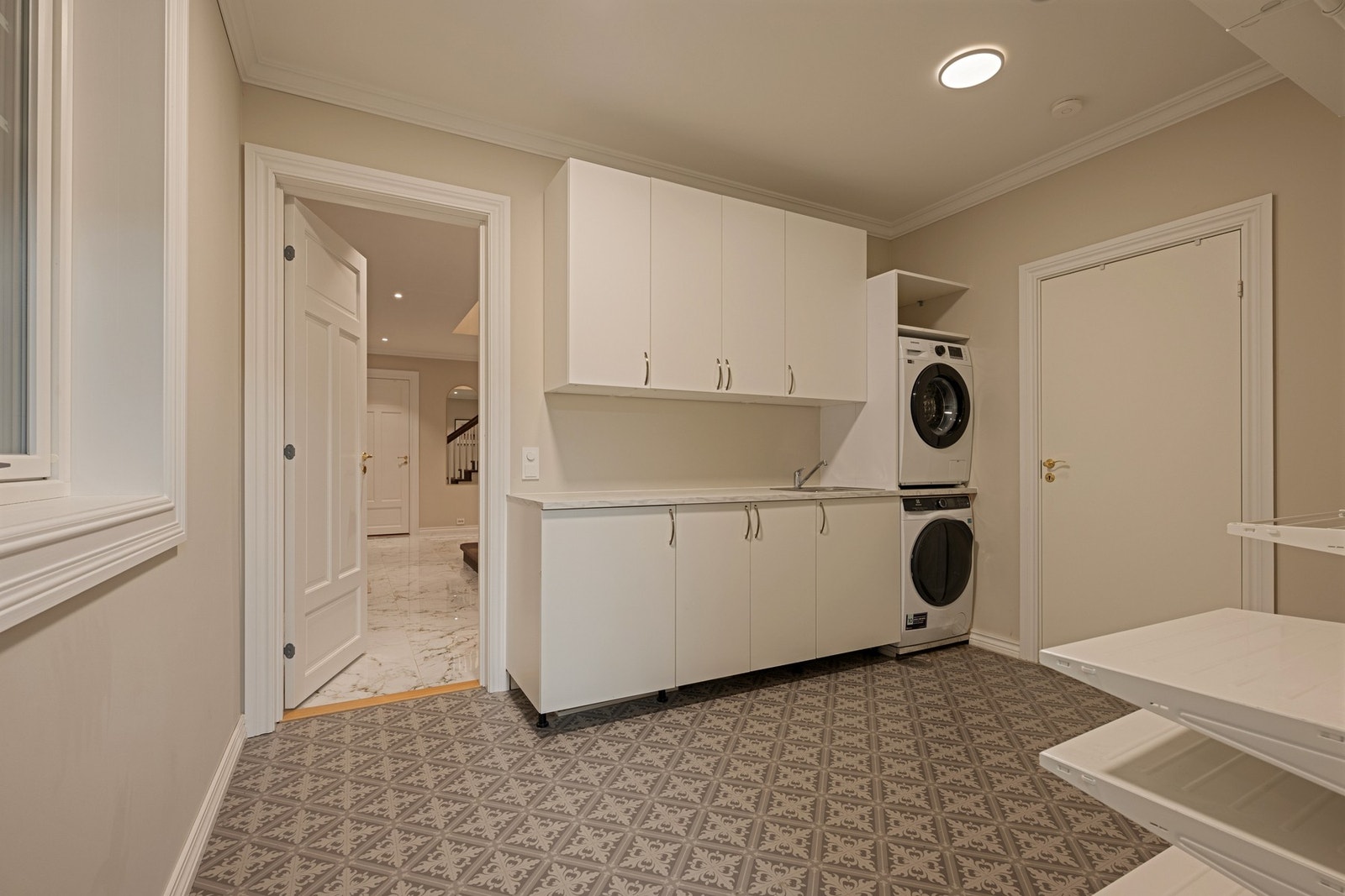 Stort vaskerom med dirkete adkomst til dobbelgarasje. Galleribilde