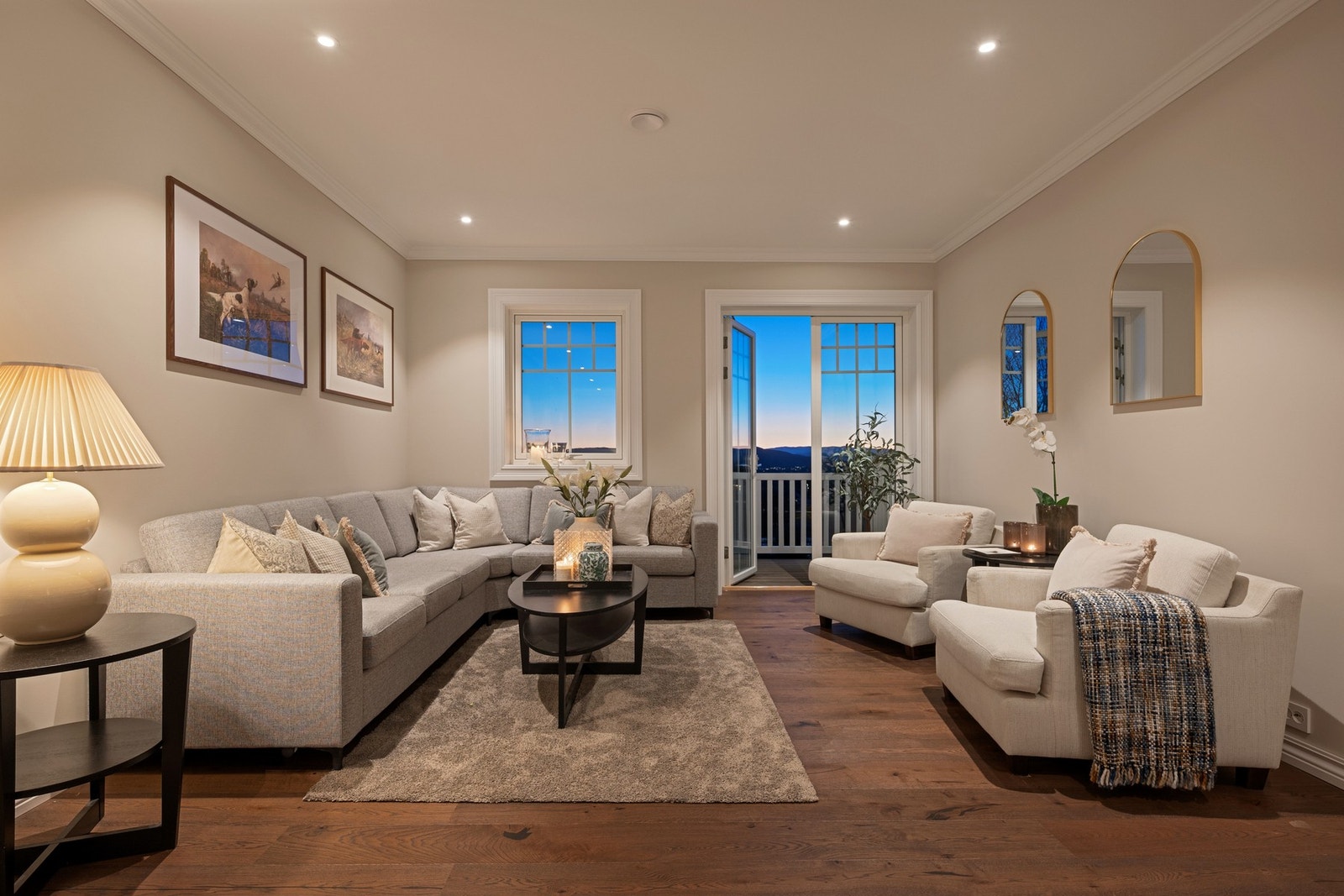 Stue med utgang til overbygget veranda med utsikt. Galleribilde