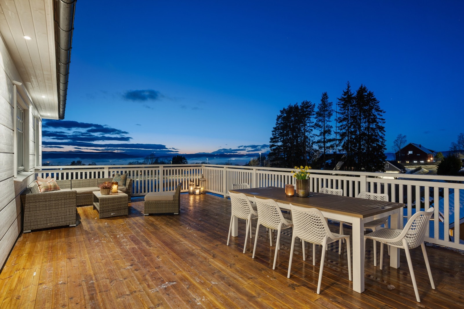 Utgang fra stue i 2. etg. til stor terrasse med utsikt og sol til sen kveld. Galleribilde