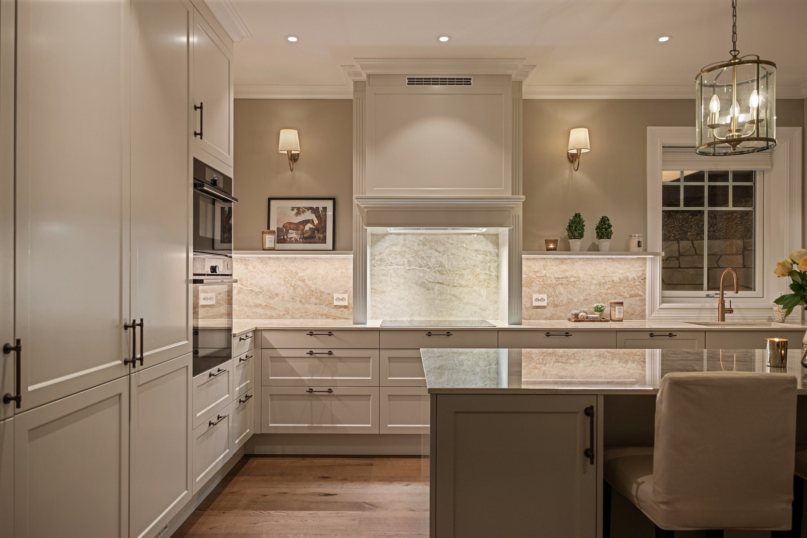 Kjøkkenet er L-formet med frittstående kjøkkenøy som naturlig samlingspunkt. Galleribilde