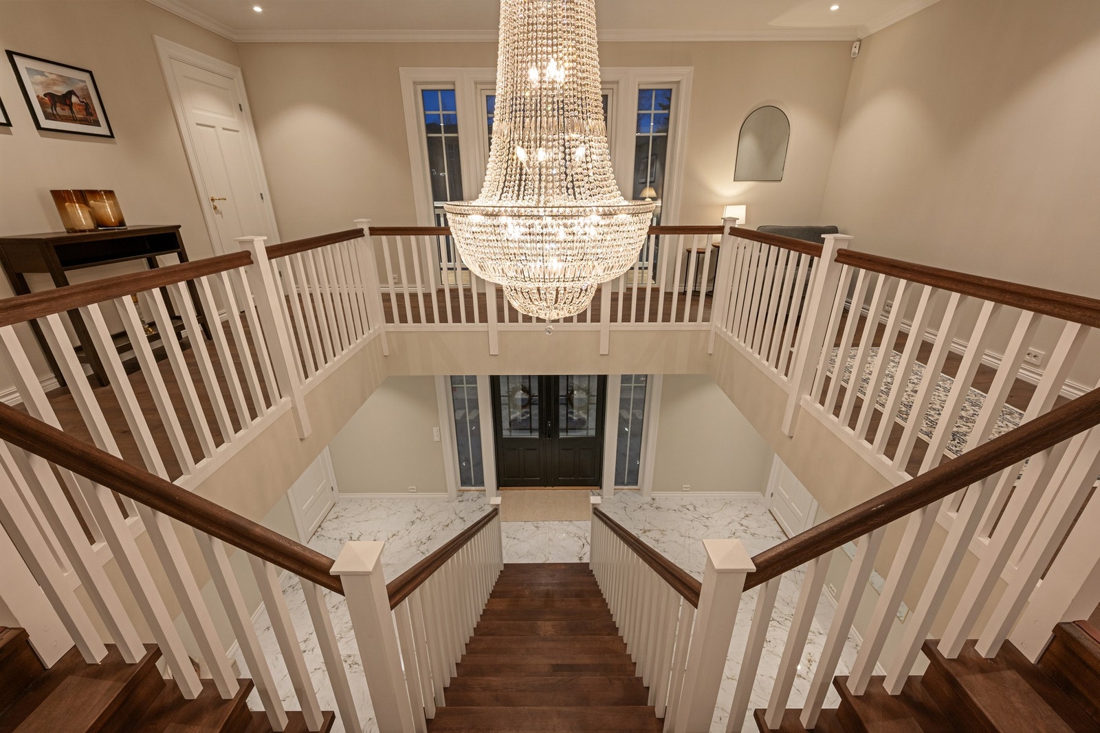 Åpen og luftig hall i andre etasje - elegant rekkverksløsning og god romfølelse. Galleribilde