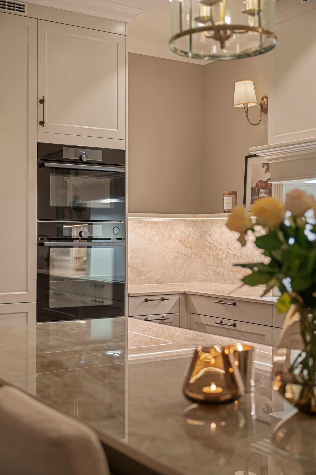 Integrerte hvitevarer og påkostede materialvalg gir et helhetlig uttrykk. Galleribilde