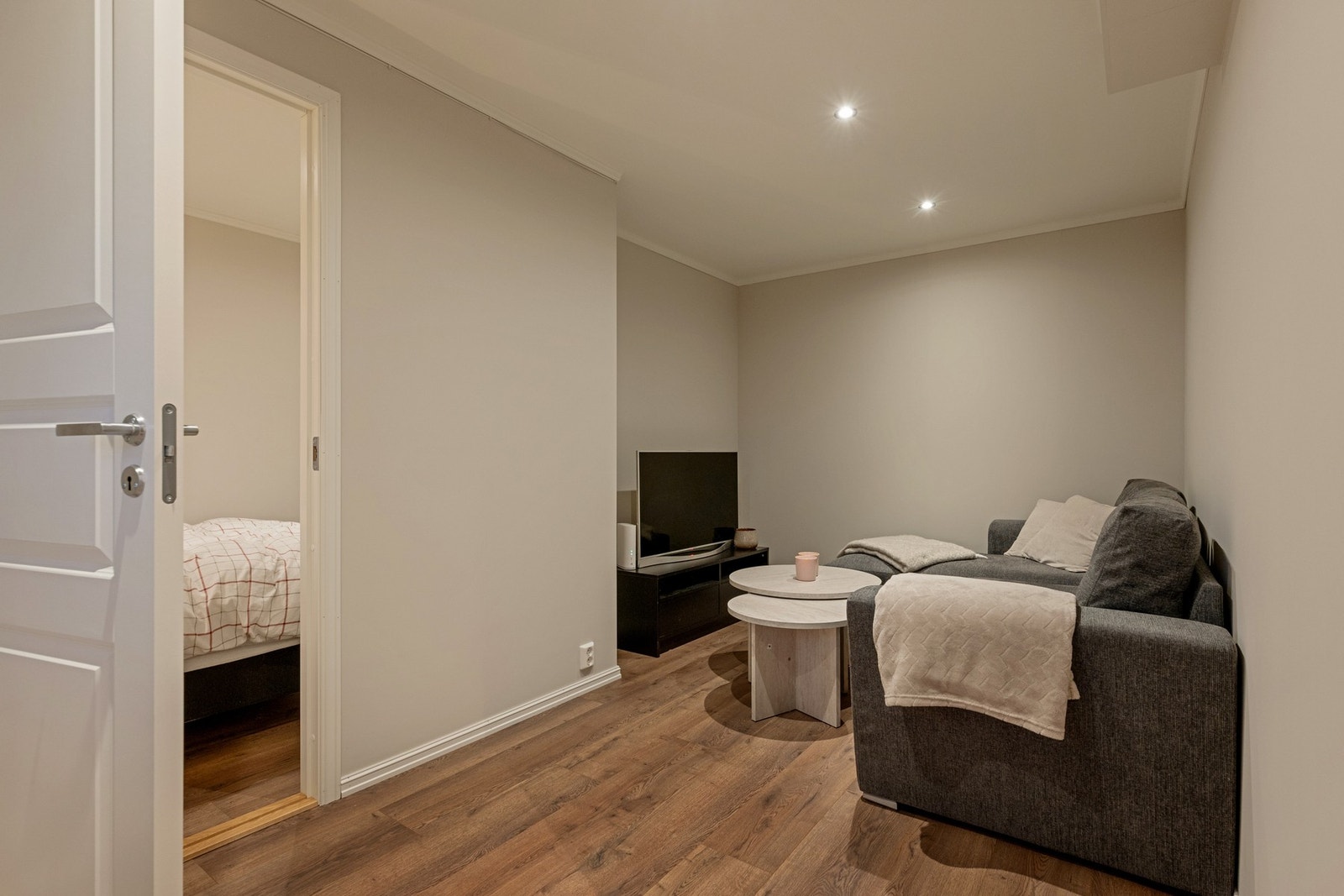 Stuen er lys og har fin plass til sofa. Galleribilde