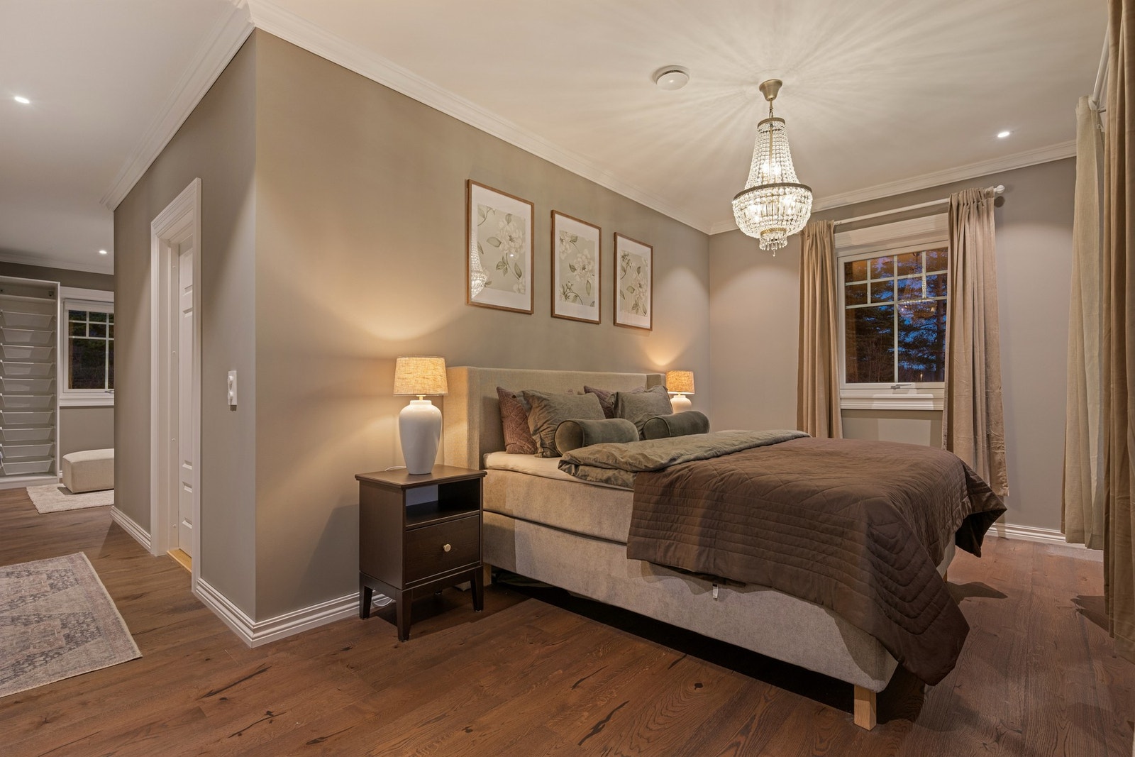 Hovedsoverommet er delikat og har eget walk-inn closet og baderom. Galleribilde