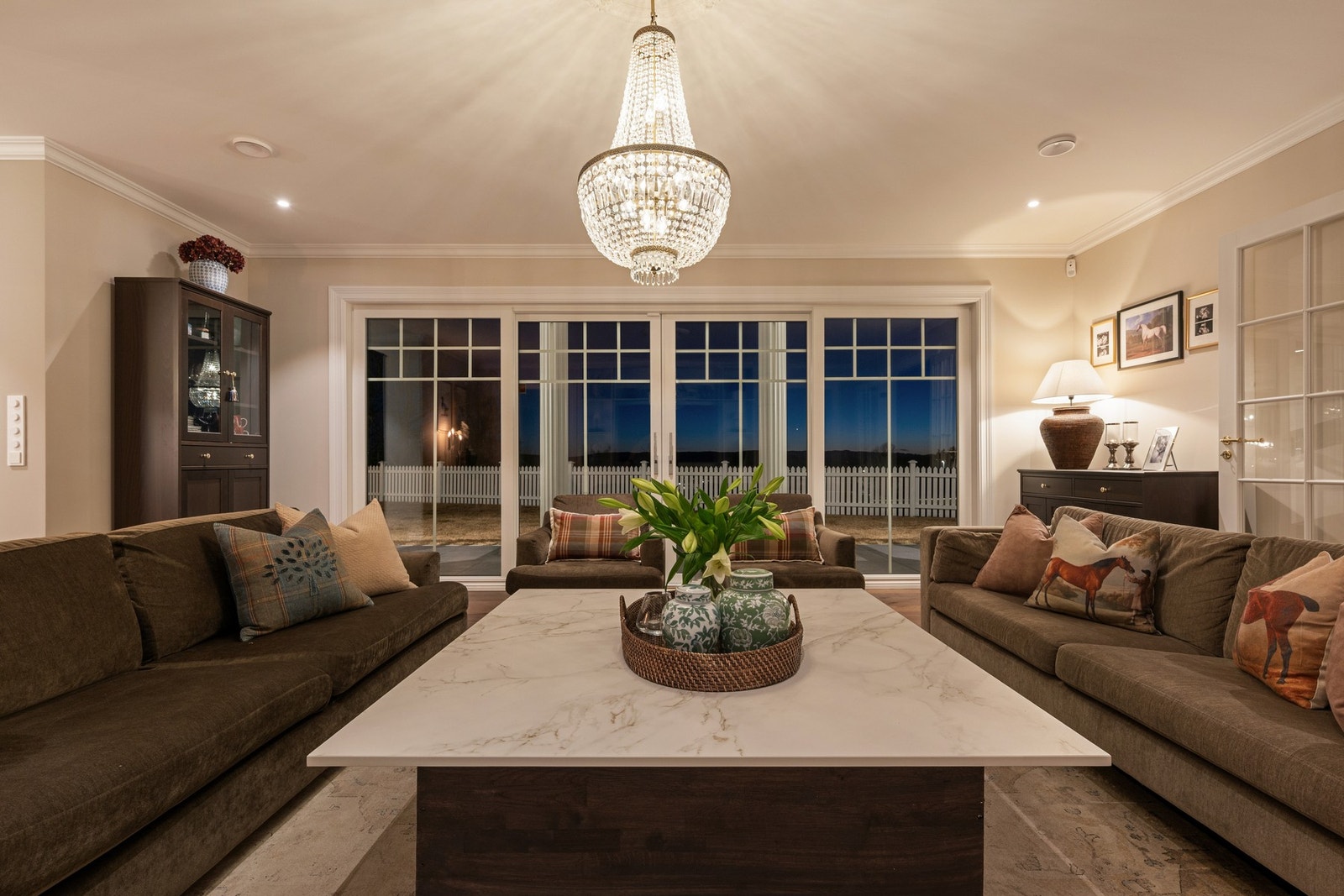 Romslig stue med store vindusflater og godt lysinnslipp. Galleribilde