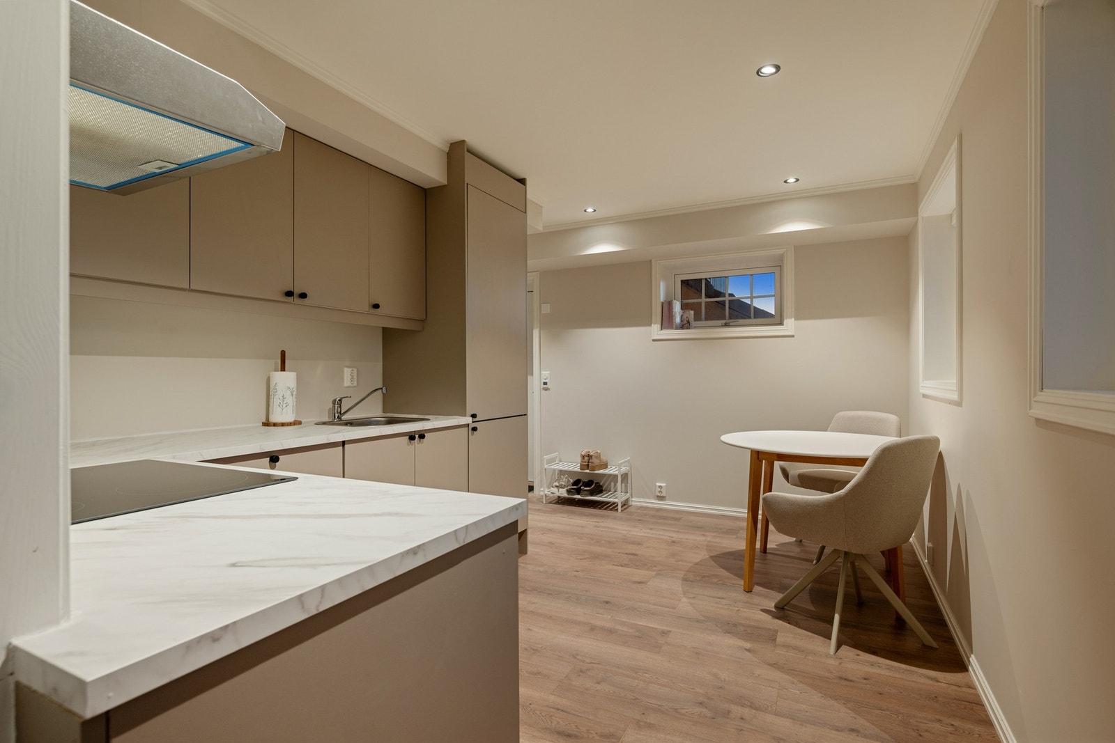 Fin plass til kjøkkenbord på kjøkkenet. Galleribilde