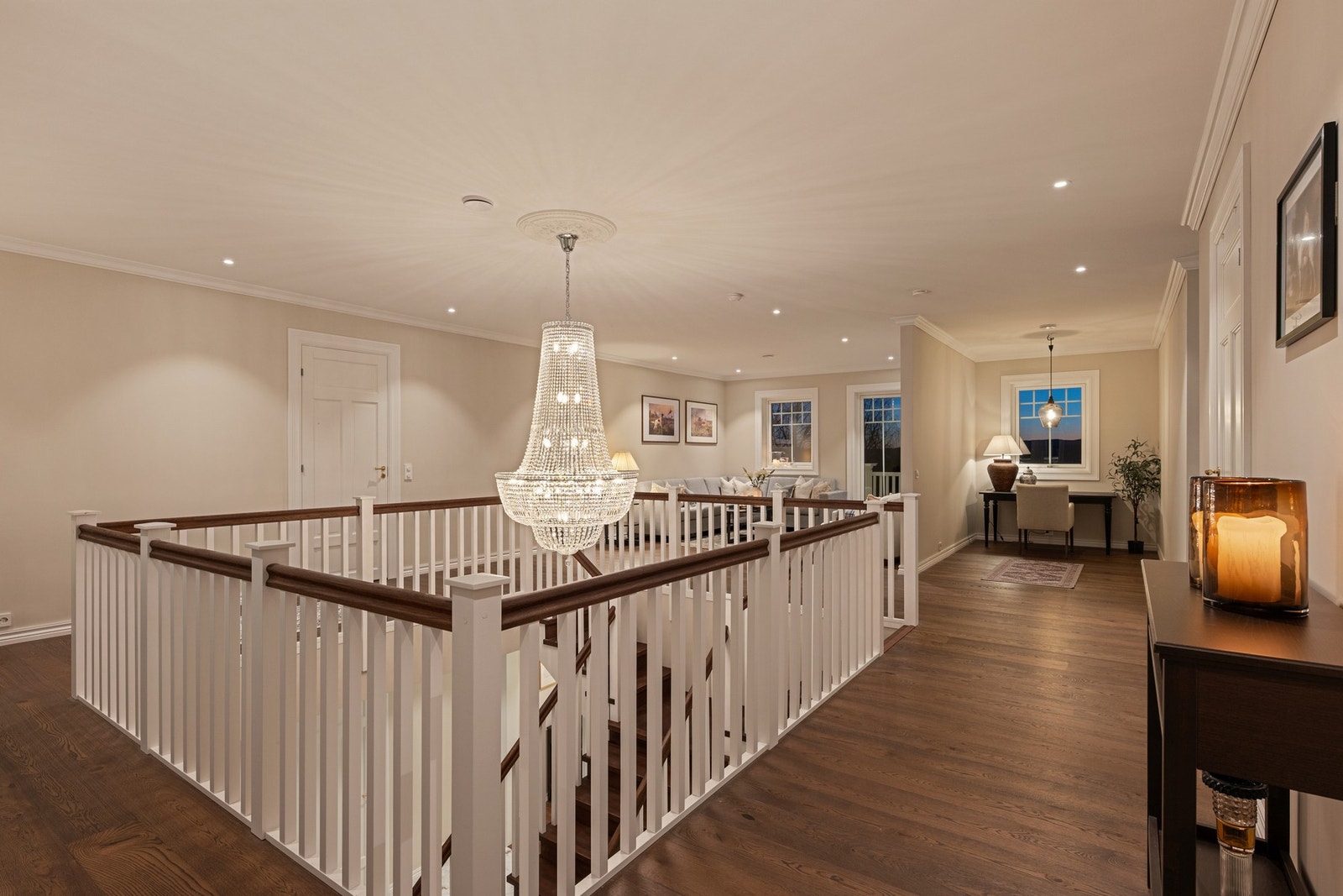 Hallen tar deg til boligens andre stue og kontorløsning i åpen løsning. Galleribilde