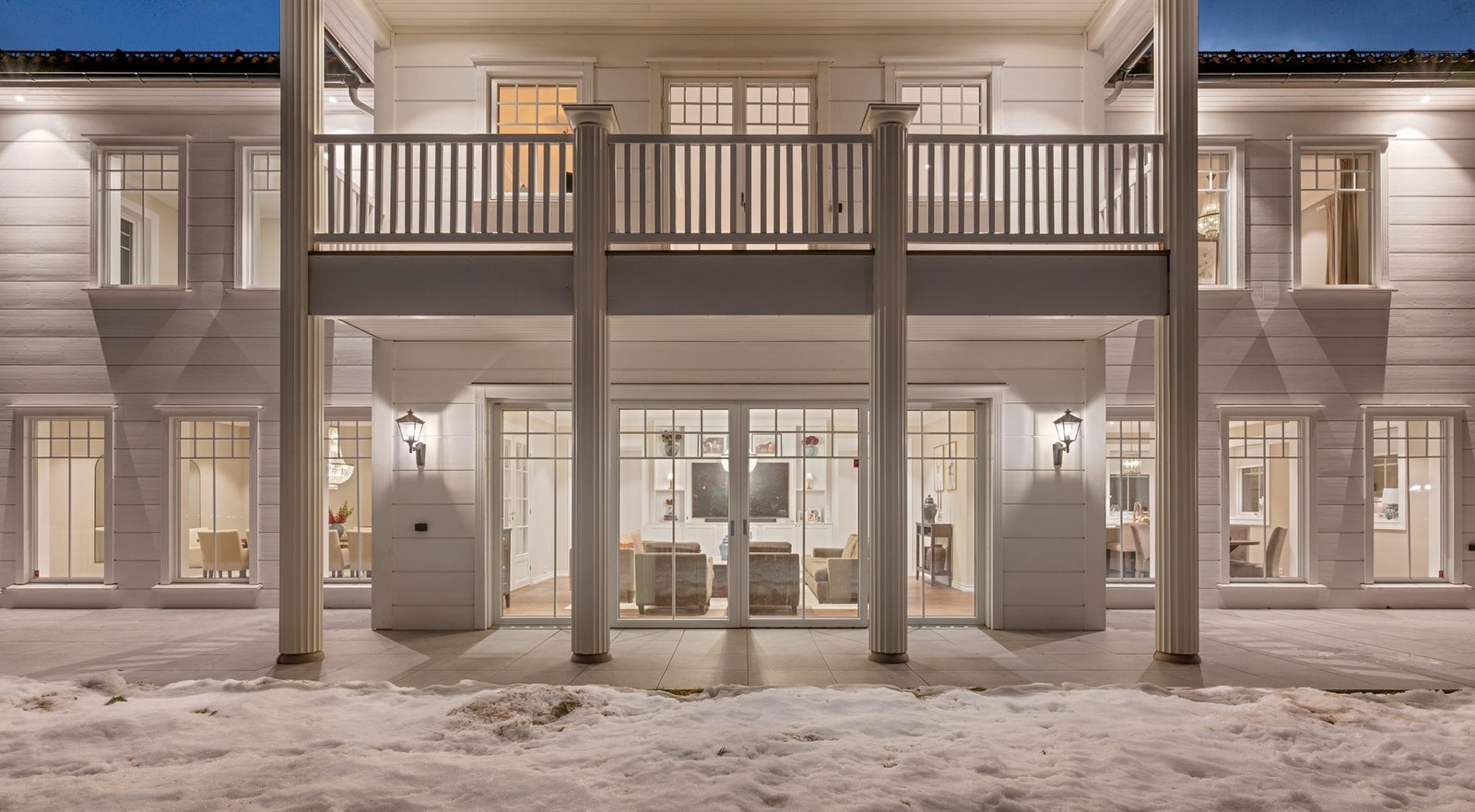 Boligen har et eksklusivt og representativt uttrykk med symmetrisk fasade og vakre detaljer. Galleribilde