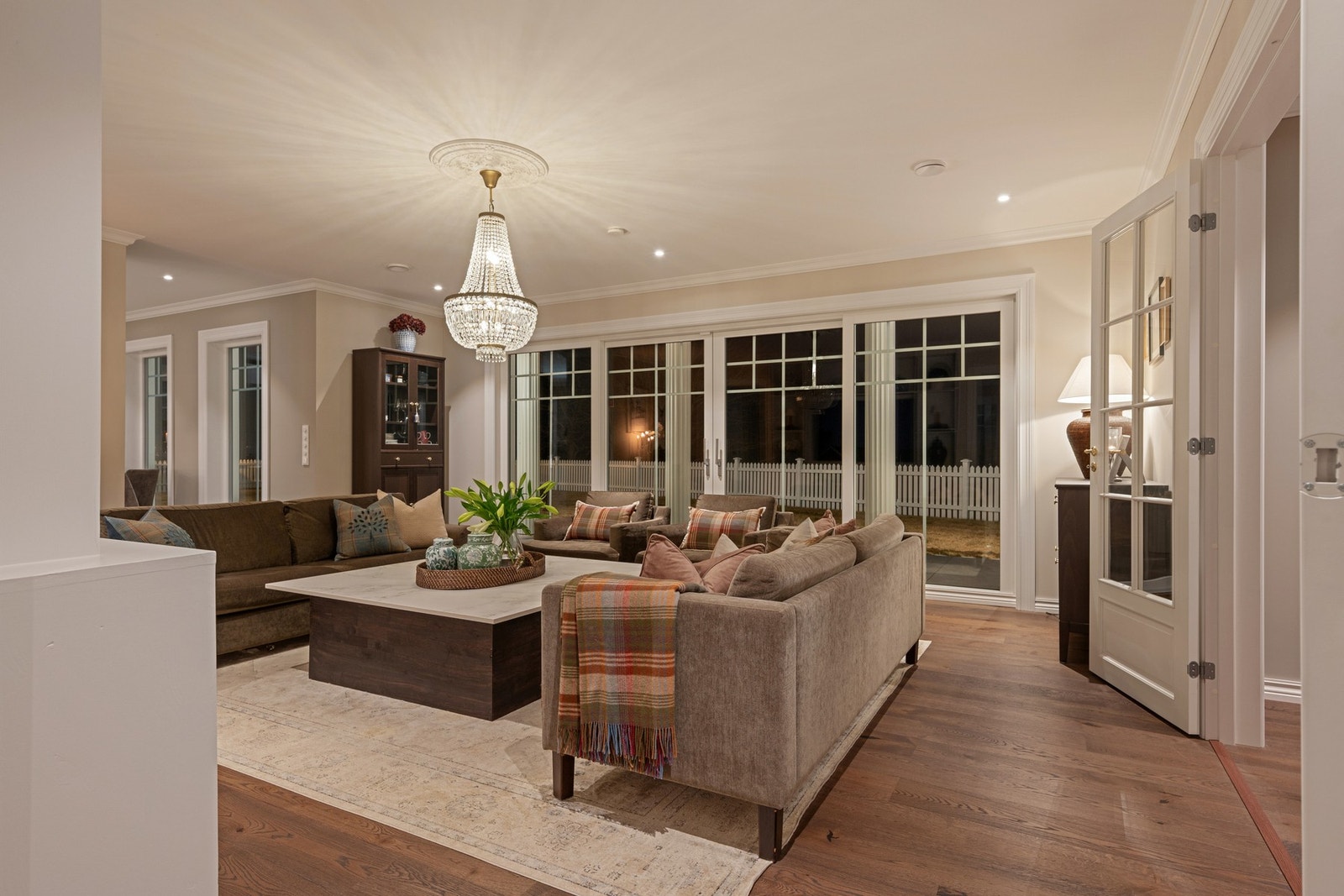 En stue som inviterer til sosiale sammenkomster, med integrert lydanlegg via takhøyttalere i stue og kjøkken. Galleribilde