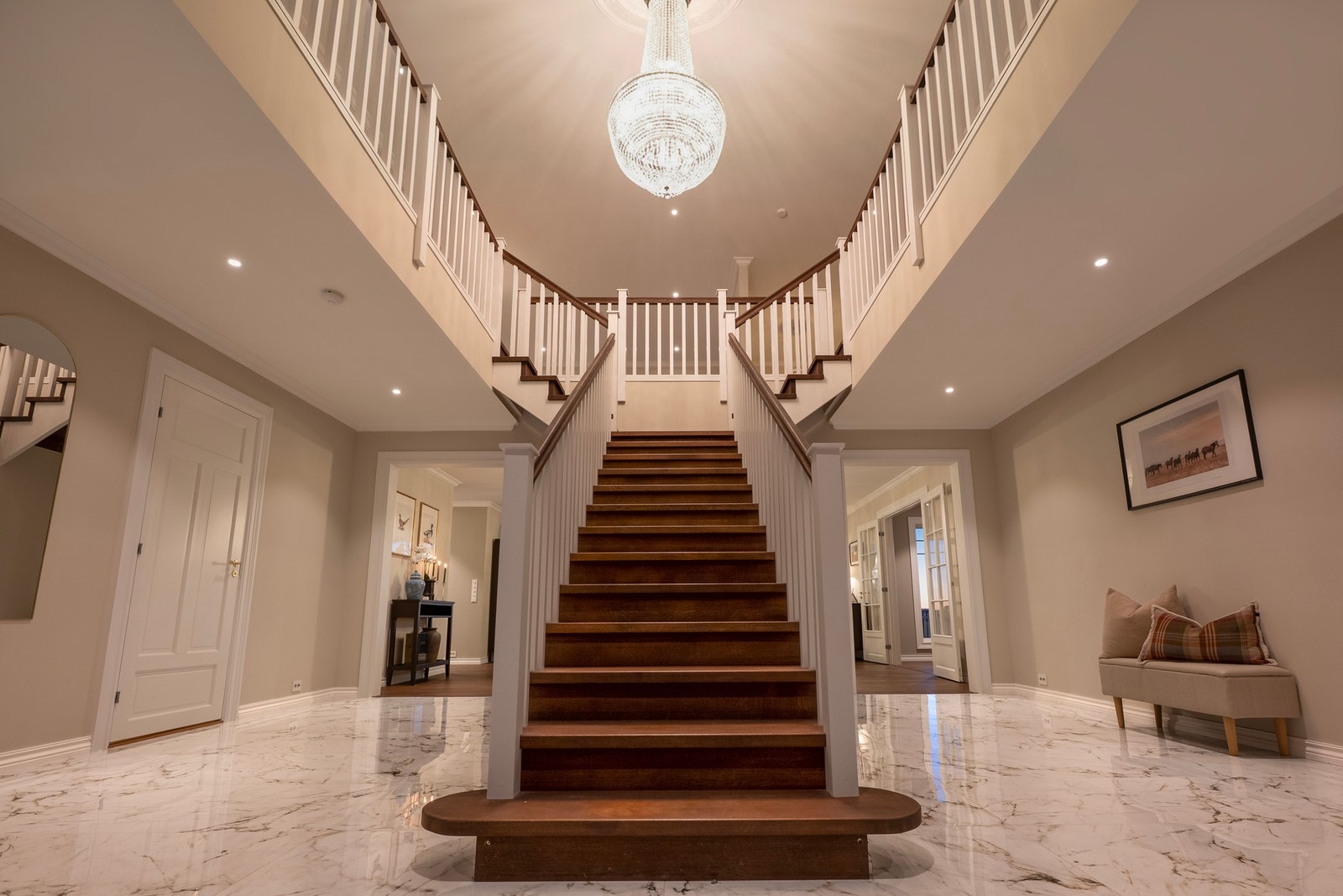Imponerende herskapshus fra 2024 - Storslått entré med god takhøyde og elegant trappeløsning som setter tonen for boligen. Galleribilde