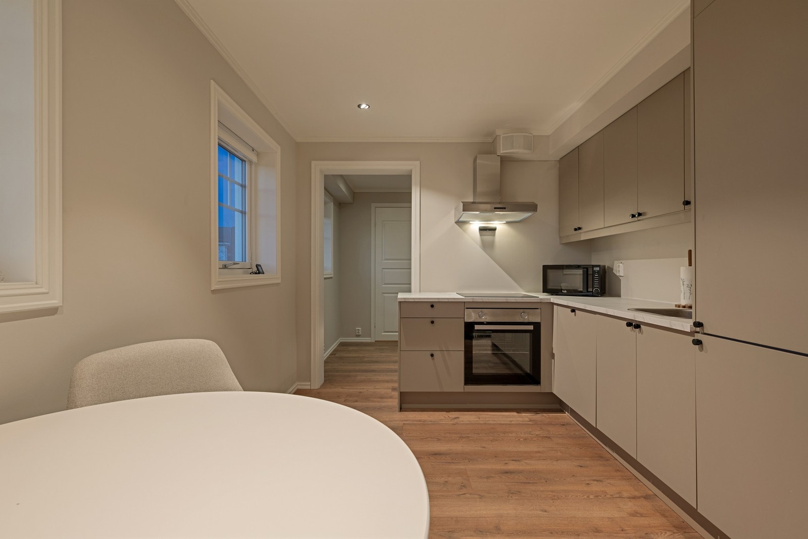 Et stilrent kjøkken i leiligheten. Galleribilde