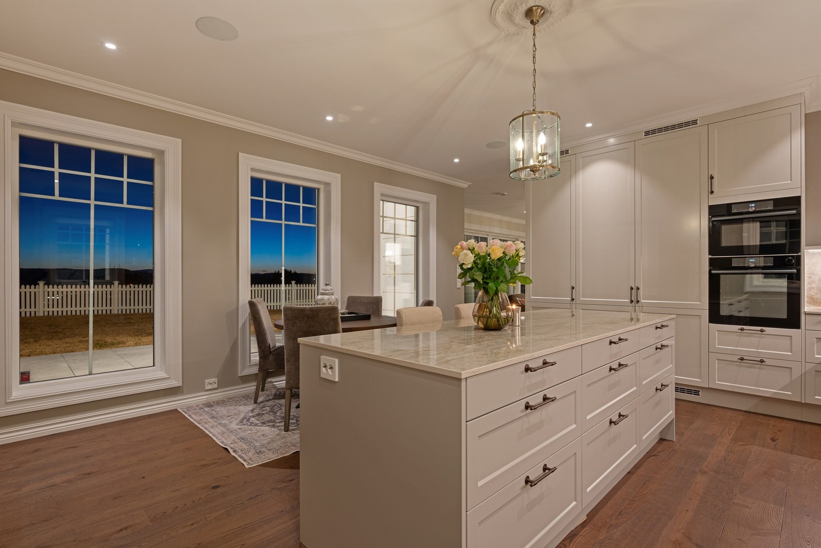 Store vindusflater gir rikelig med naturlig lys. Galleribilde