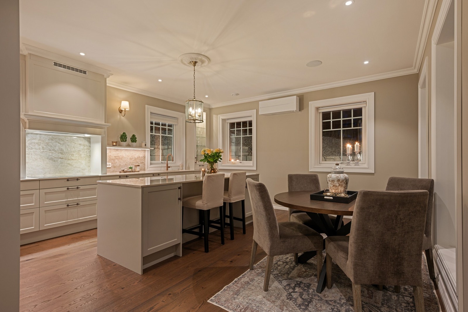 God plass til spisegruppe i tilknytning til kjøkkenet. Galleribilde