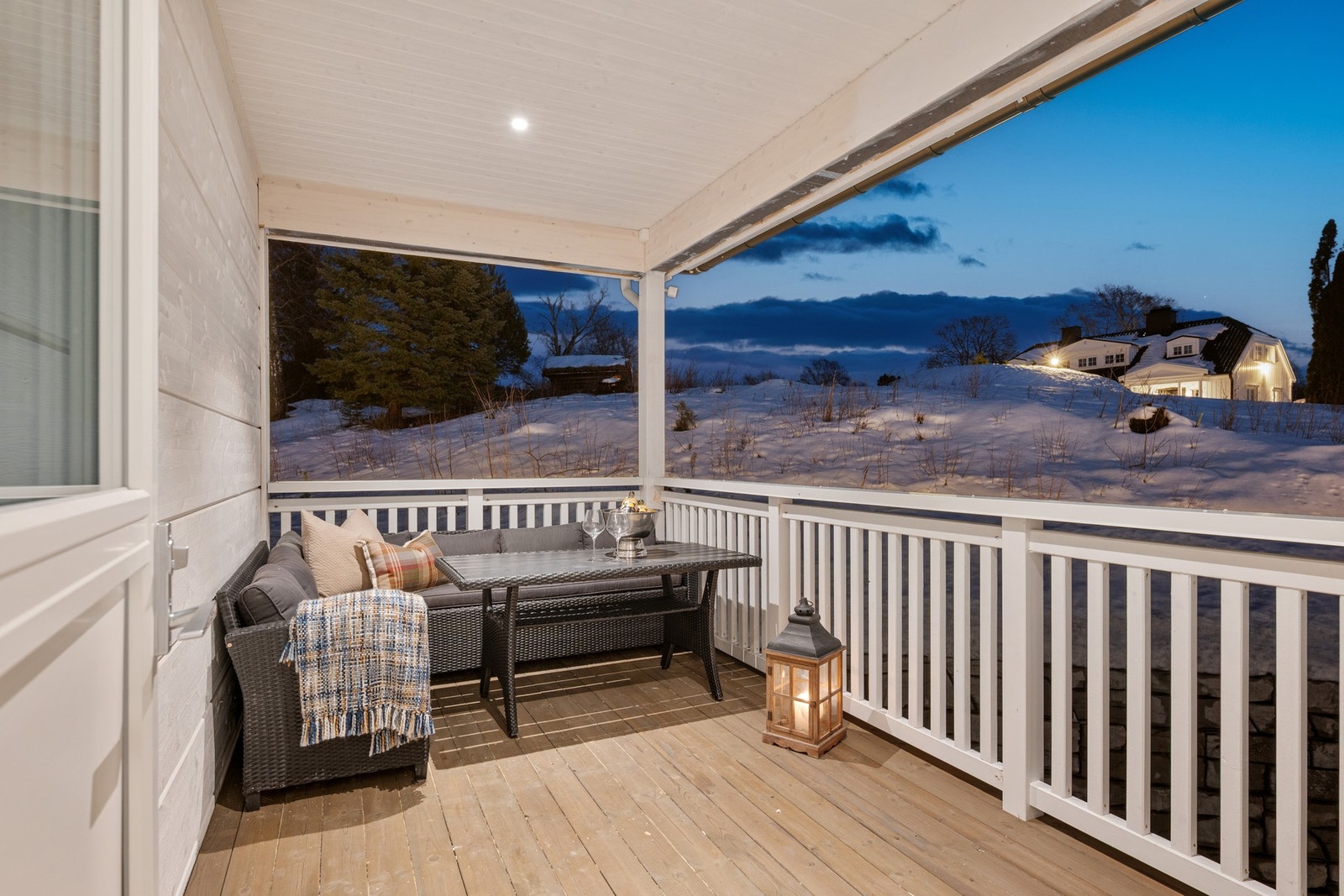 En herlig veranda ut fra baderommet hvor du kan nyte sene sommerkvelder. Galleribilde