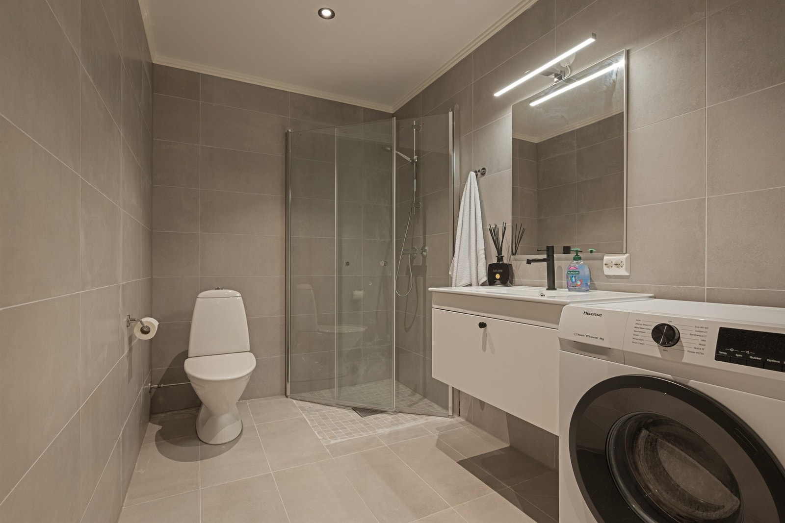 Et pent baderom i leiligheten med opplegg for vaskemaskin. Galleribilde