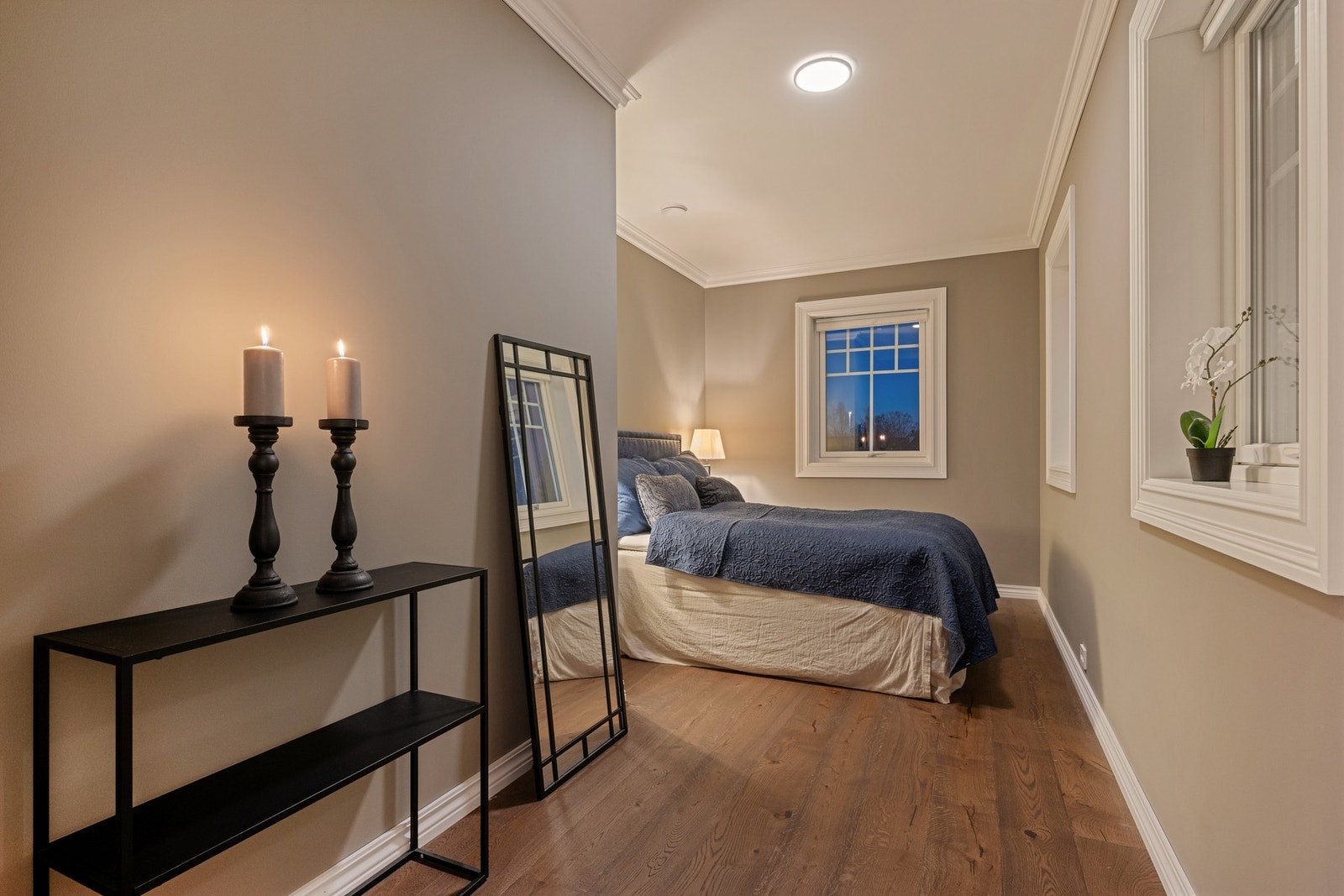 Boligen har 5 soverom fordelt på etasjene. Du finner 4 soverom i 2. etasje og 1 soverom i hovedetasjen. Galleribilde