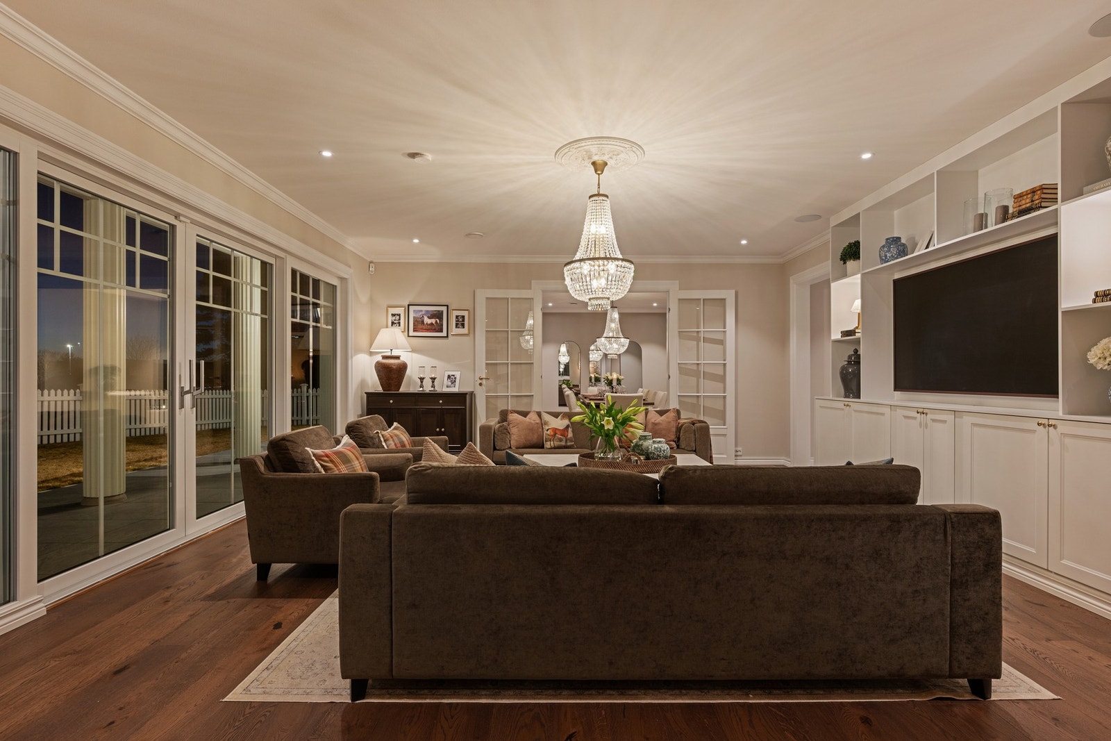 Utgang til en solrik og stor terrasse fra stuen. Galleribilde