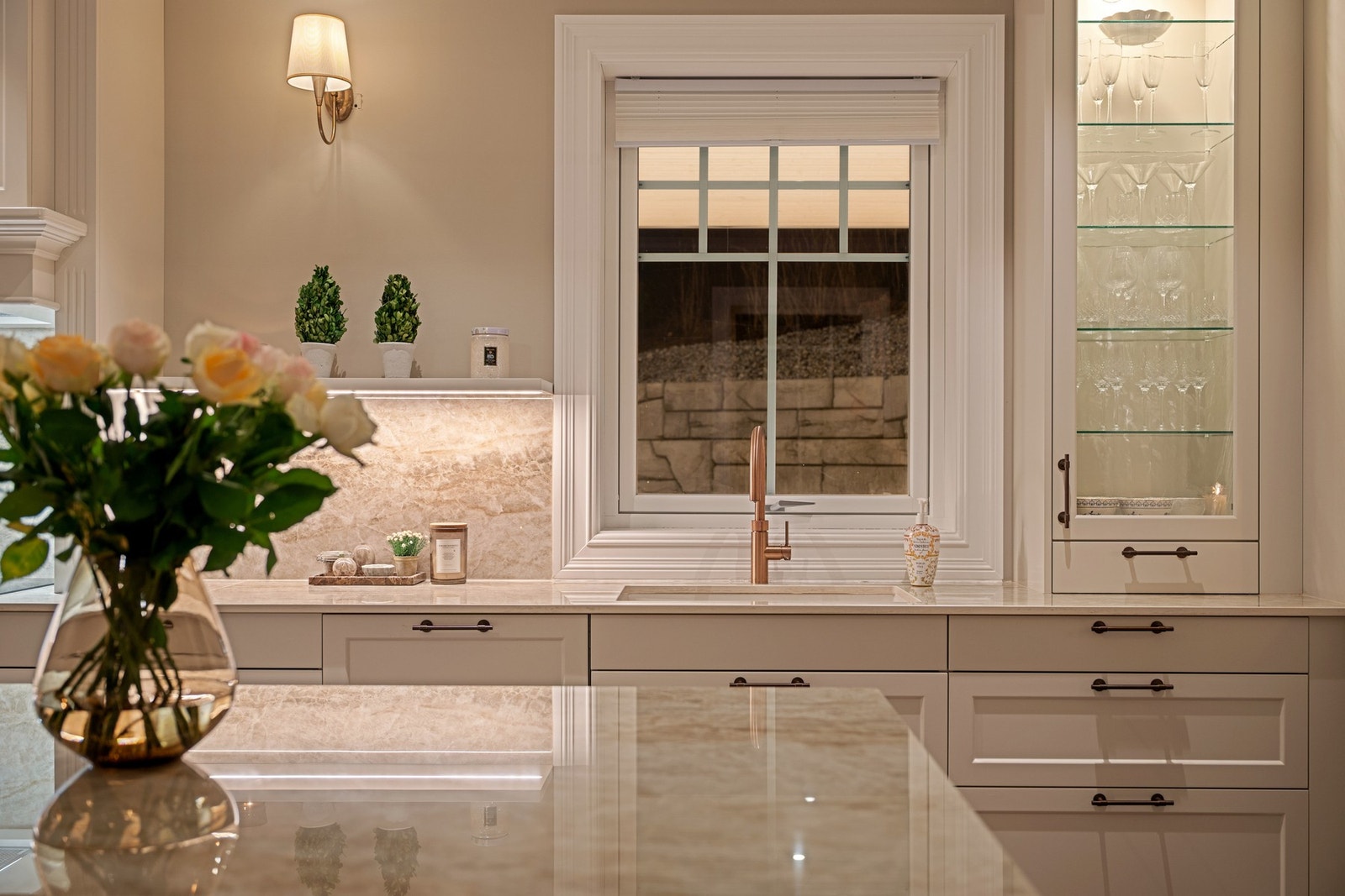 Eksklusivt kjøkken med god skapplass, påkostet utstyr som Quooker kokende vannkran og gjennomført stilrene detaljer. Galleribilde