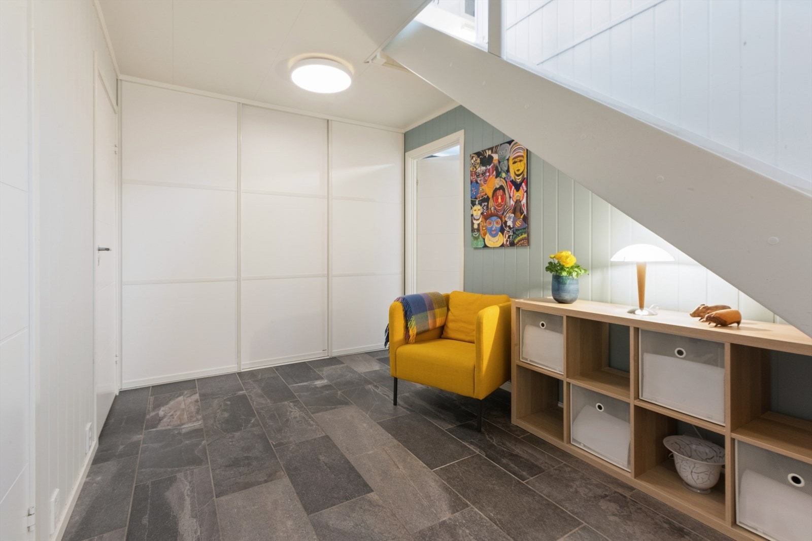 Her er det god plass til ytterklær i skyvedørsgarderobe. Galleribilde