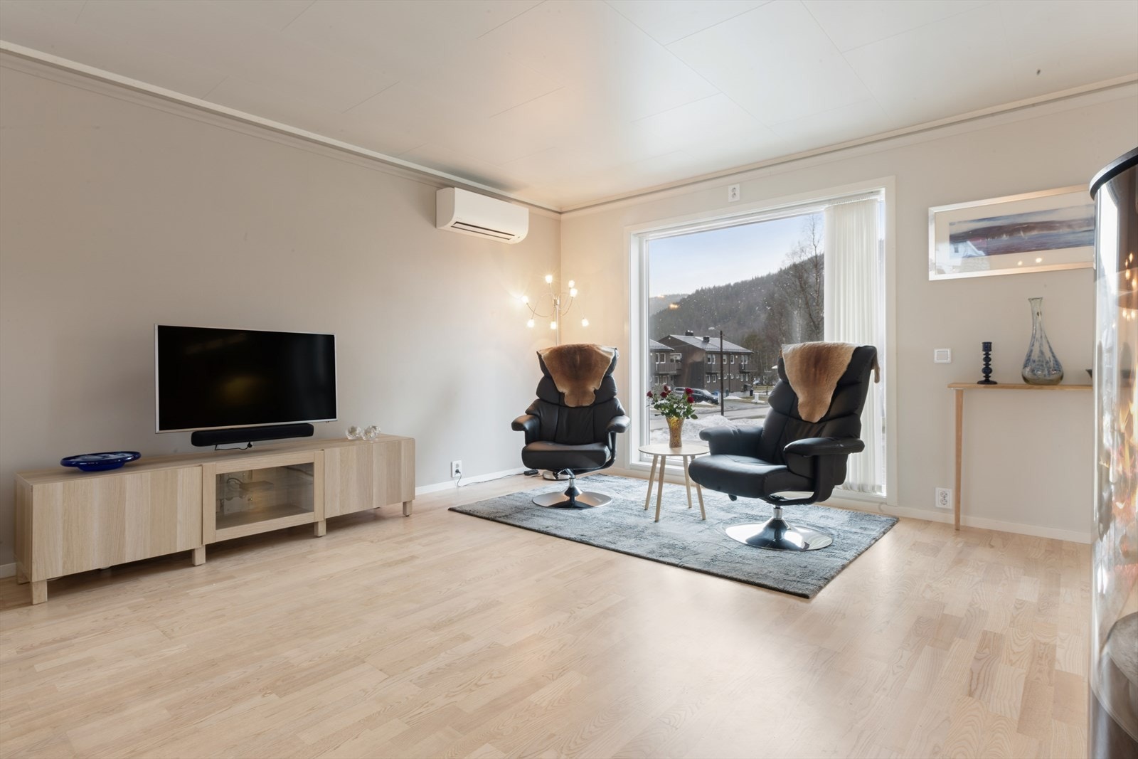 Eiendommen varmes opp med varmepumpe. I tillegg har man en flott vedovn som varmer ekstra godt på kalde vinterkvelder. Galleribilde