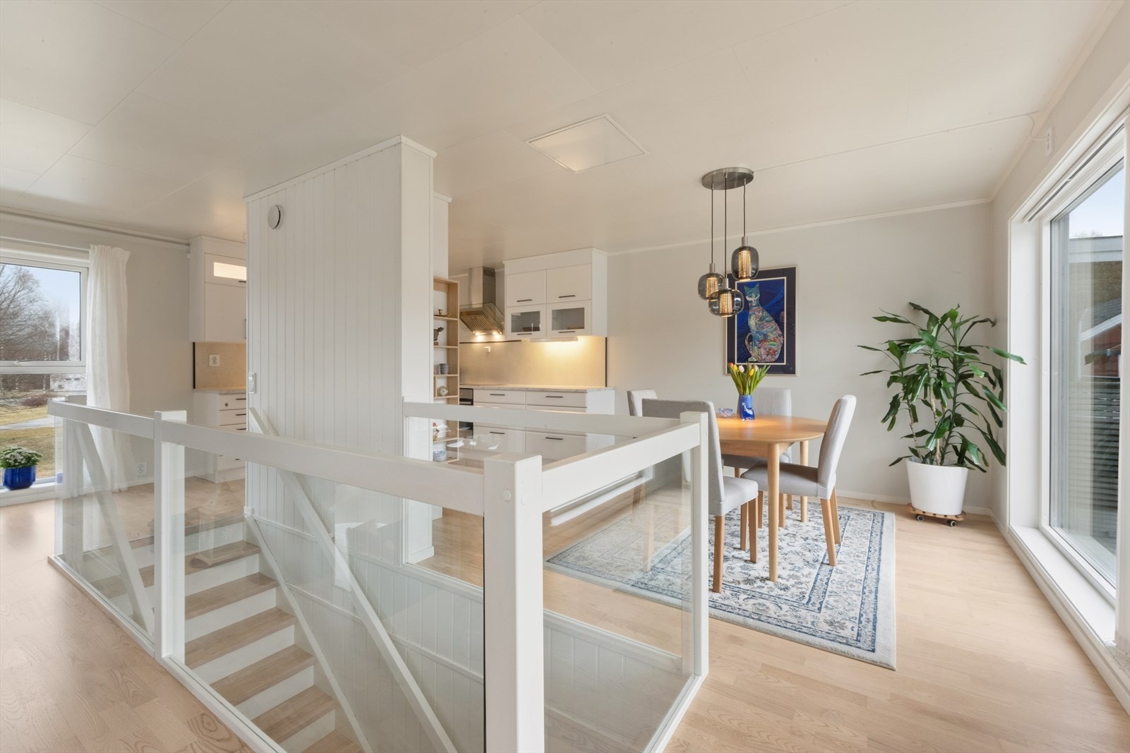 Spisestuen har godt med plass til å holde koselige midagsstunder med familie og venner Galleribilde