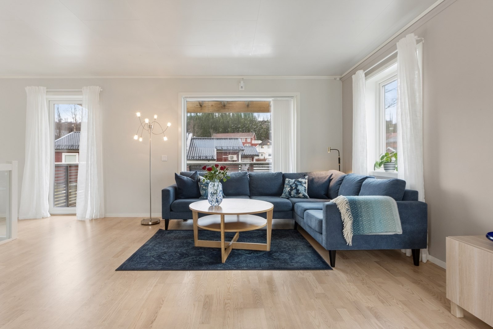 Stuen er lys og romslig med gode møbleringsmuligheter. Utgang til en romslig overbygget balkong. Galleribilde