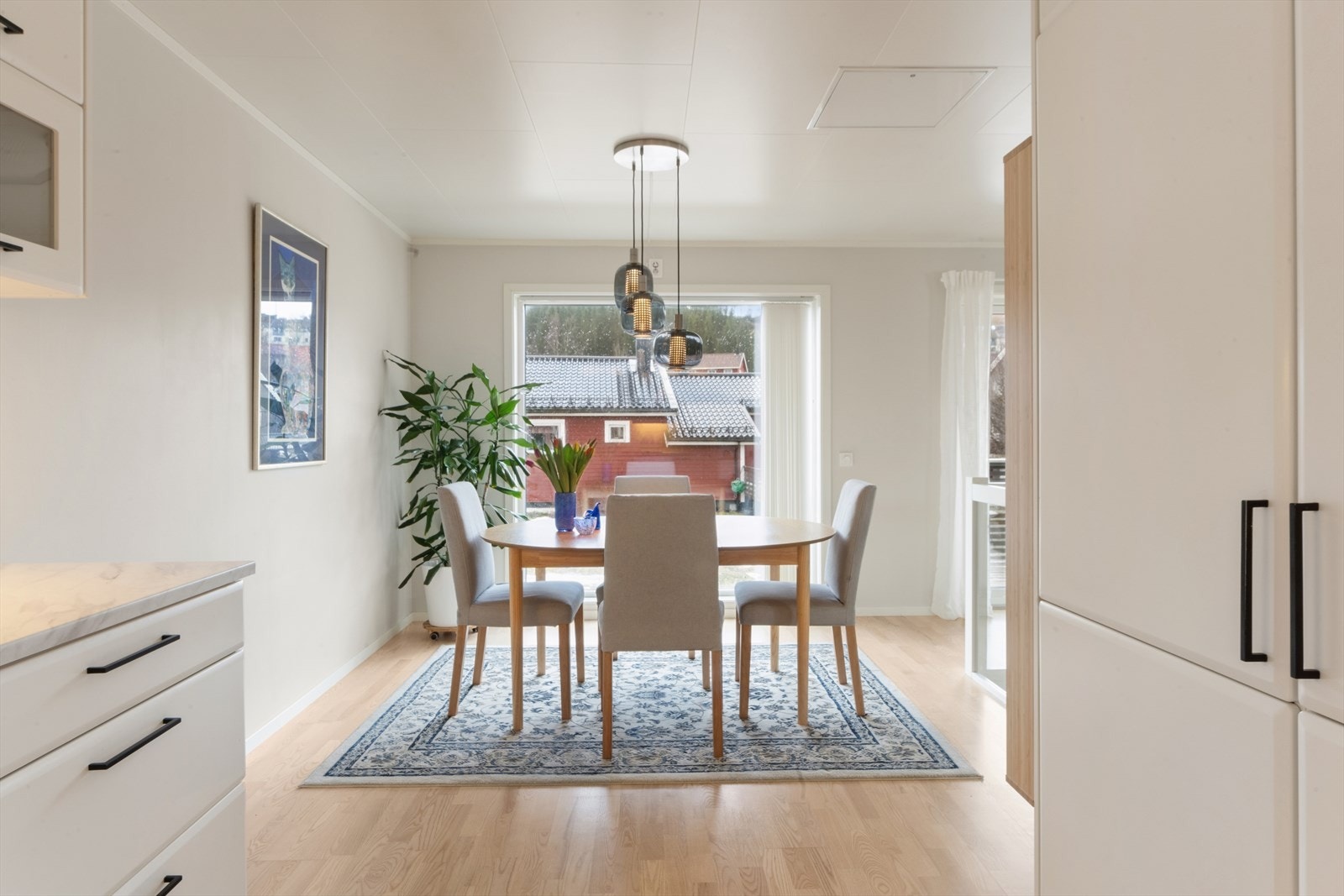 Kjøkkenet har åpen løsning mot spisestue. Galleribilde