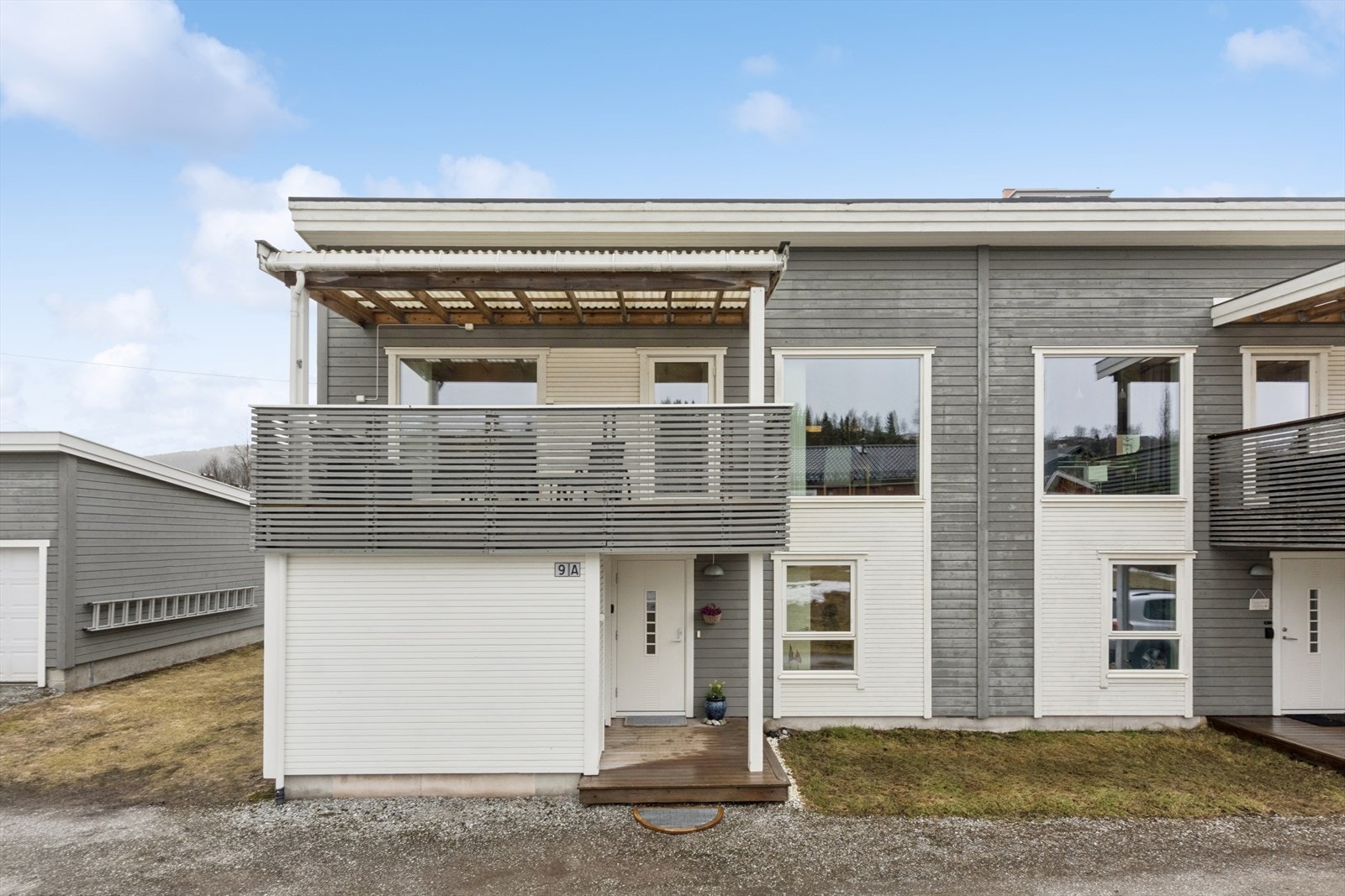 Inngangsparti og overbygget altan. Galleribilde