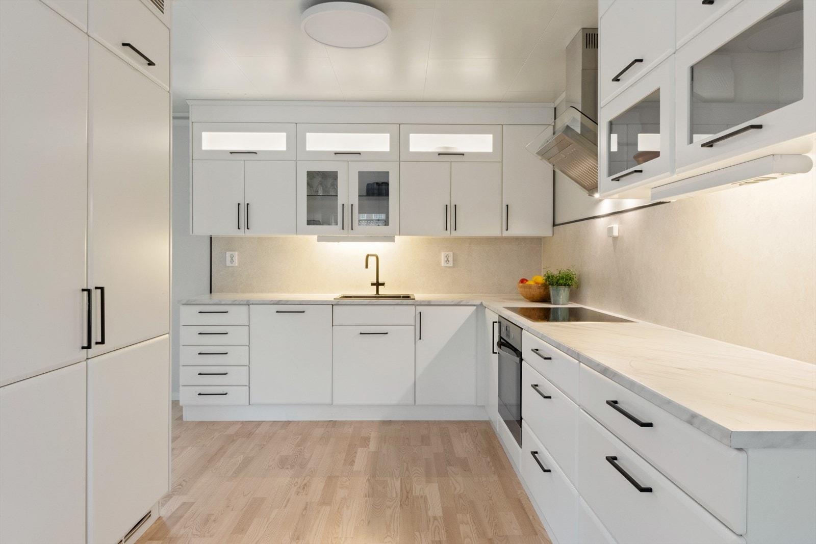 Flott moderne kjøkken som har godt med oppbevaring og benkeplass på kjøkkenet. Galleribilde